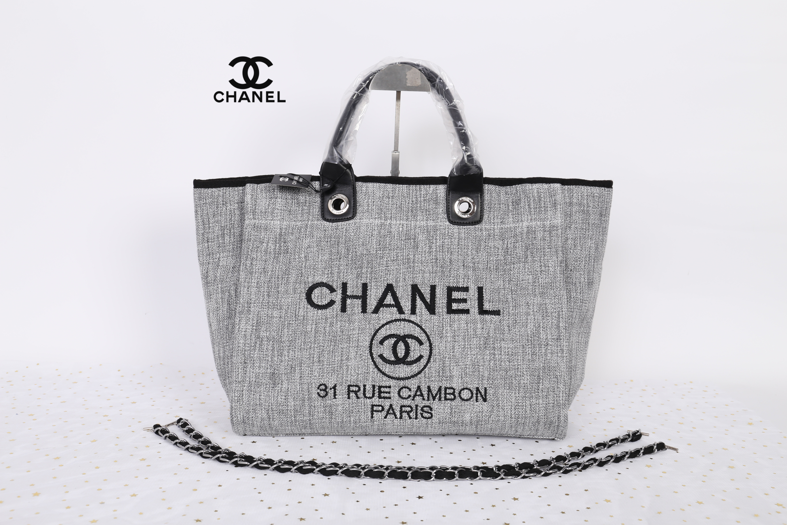 Chanel Tote canvas premium gift จากแบรนด์ Chanel กระเป๋าสะพาย Chanel Tote canvas โลโก้ปัก กระเป๋า ทรง Tote ผ้า canvas เนื้อหนาอย่างดี มีซับใน ด้านหน้าปักโลโก้แบรนด์หรู **จุดเด่นที่ หูจับมี 2 แบบคือ แบบสายหนัง และ โซ่ สามารถ สะพายไหล่ได้คะ ใบใหญุจุของคุ้ม 