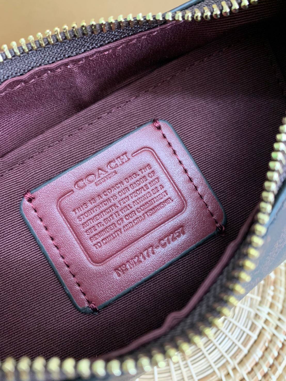 COACH KLEO HOBO BAG ((C7257//C6809//C6807)) พร้อมส่ง คุณภาพเกินเบอร์เลยจ้าา จำนวนจำกัด! กระเป๋าคล้องไหล่หรือสะพายข้างได้ Hobo รุ่นใหม่ล่าสุด ดีไซด์รูปทรงให้ดูเรียลขึ้น หนังแท้นิ่มสวย เปิดปิดกระเป๋าแบบซิปมีหนังห้อยลงมา ภายในกระเป๋าสามารถใส่กระเป๋าเงินใบยาว