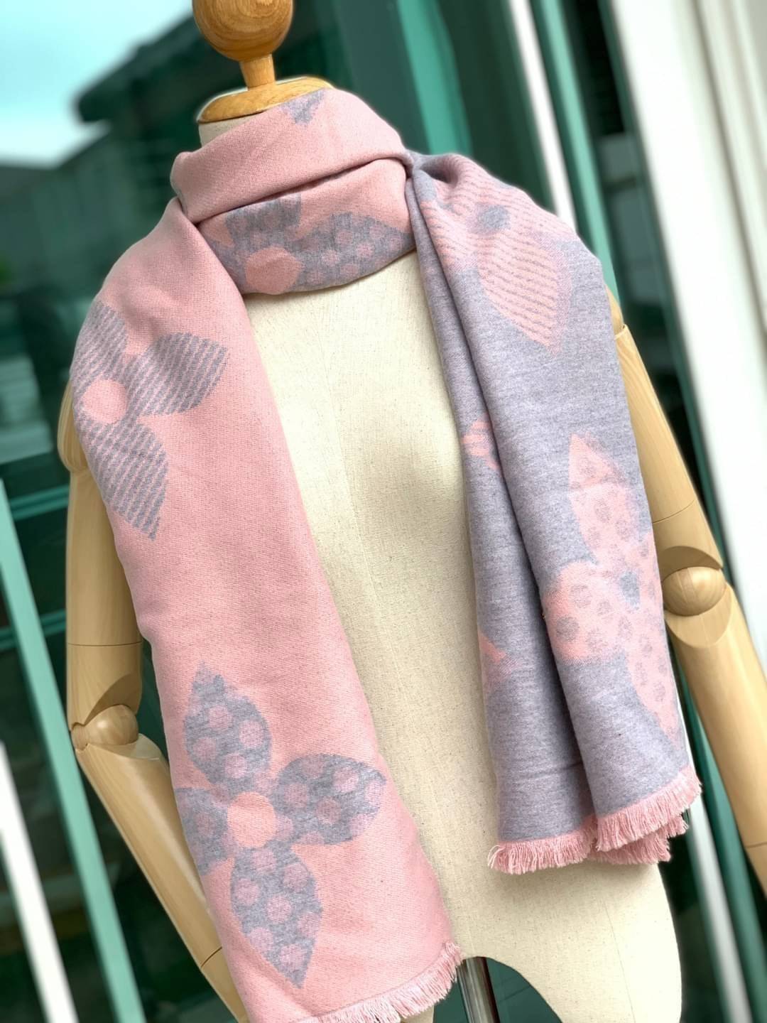 Louis Vuitton Women’s Scarves Accessories อีกหนึ่งแบรนด์ดังจากปารีส ด้วยงานพรีเมี่ยมกิ้ฟ ส่งมอบความรู้สึกดีๆให้กับคนที่คุณรัก ในรูปแบบผ้าพันคอและผ้าคุมไหล่ผืนใหญ่ให้ความอบอุ่น ถักทอด้วยผ้าcashmere ผ้าเนื้อดี สัมผัสนุ่มมือ ทอลายในตัว สีและลายคมชัด เหมาะสำห