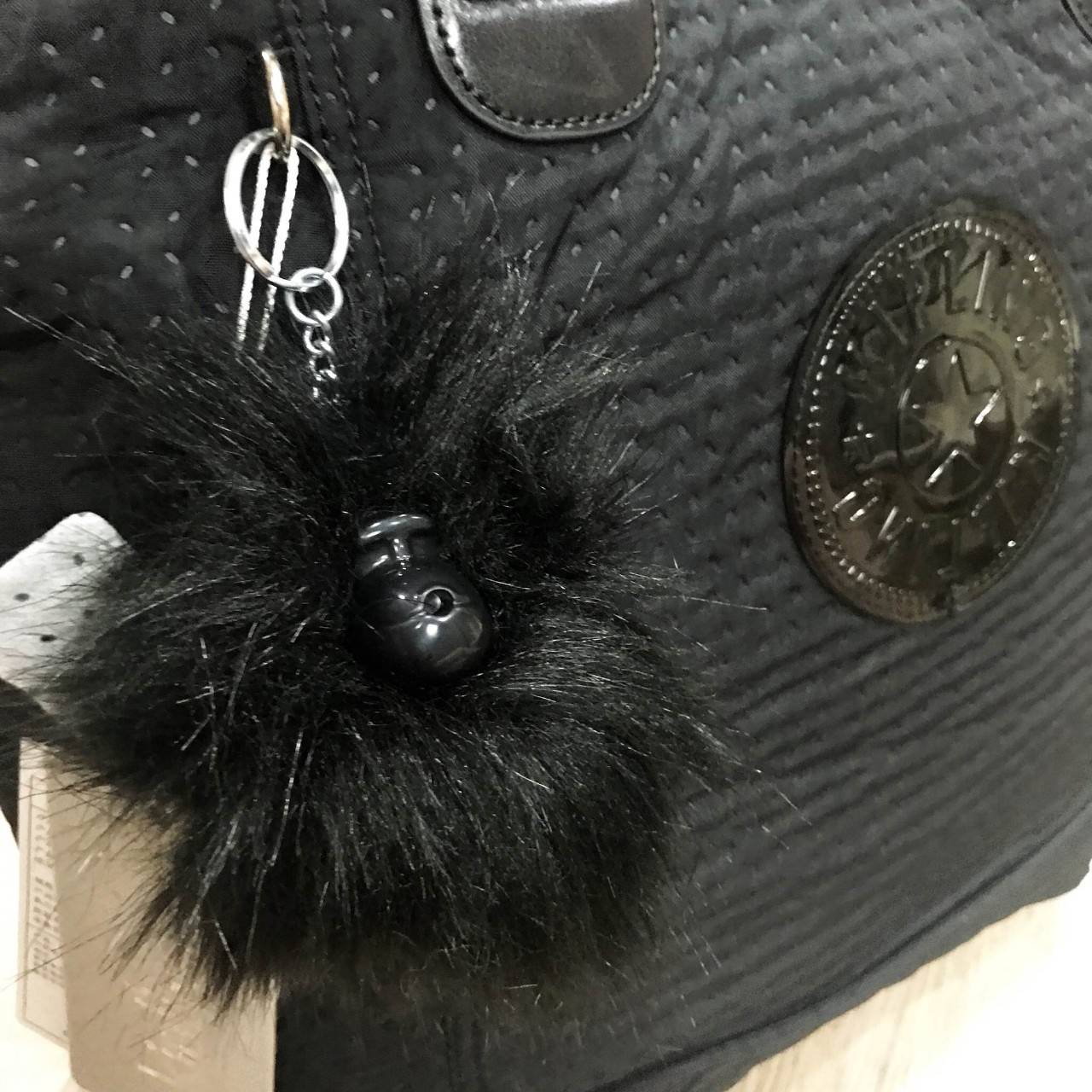 KIPLING SHOPPER BAG รุ่น Limited Rare items! สุดๆ วัสดุ Cotton+Polyester 100% ดีไซน์คลาสสิกมีลูกเล่นที่เทคเจอร์ตัวกระเป๋าสวยเป็นเอกลักษณ์เฉพาะของ Kipling หูหิ้วสะพายไหล่ได้ มือจับหูหิ้วเป็นหนังปั้มโลโก้ พวงกุญเเจลิงถอดเเยกใช้ได้ เปิดปิดด้วยซิป หัวซิปปั้มเ