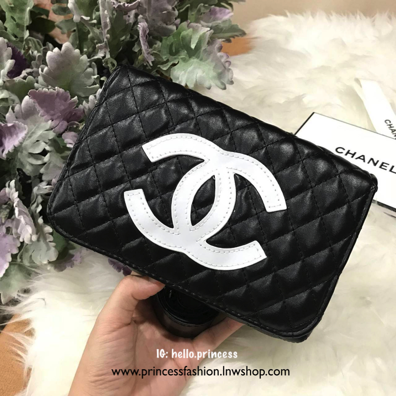 Chanel Waist Bag Gift With Purchase (GWP) กระเป๋าสะพายคาดเอวหรือคาดอก vip. gift ของแท้จาก Chanel Perfume Counter รุ่น Limited Edition วัสดุหนังนิ่มลายตาราง ทรงเหลี่ยมมีโลโก้ด้านหน้า เปิดปิดด้วยฝาปิด กระดุมแม่เหล็ก ภายในโล่ง ซับในลายเเบรนด์ ใส่มือถือได้ทุก