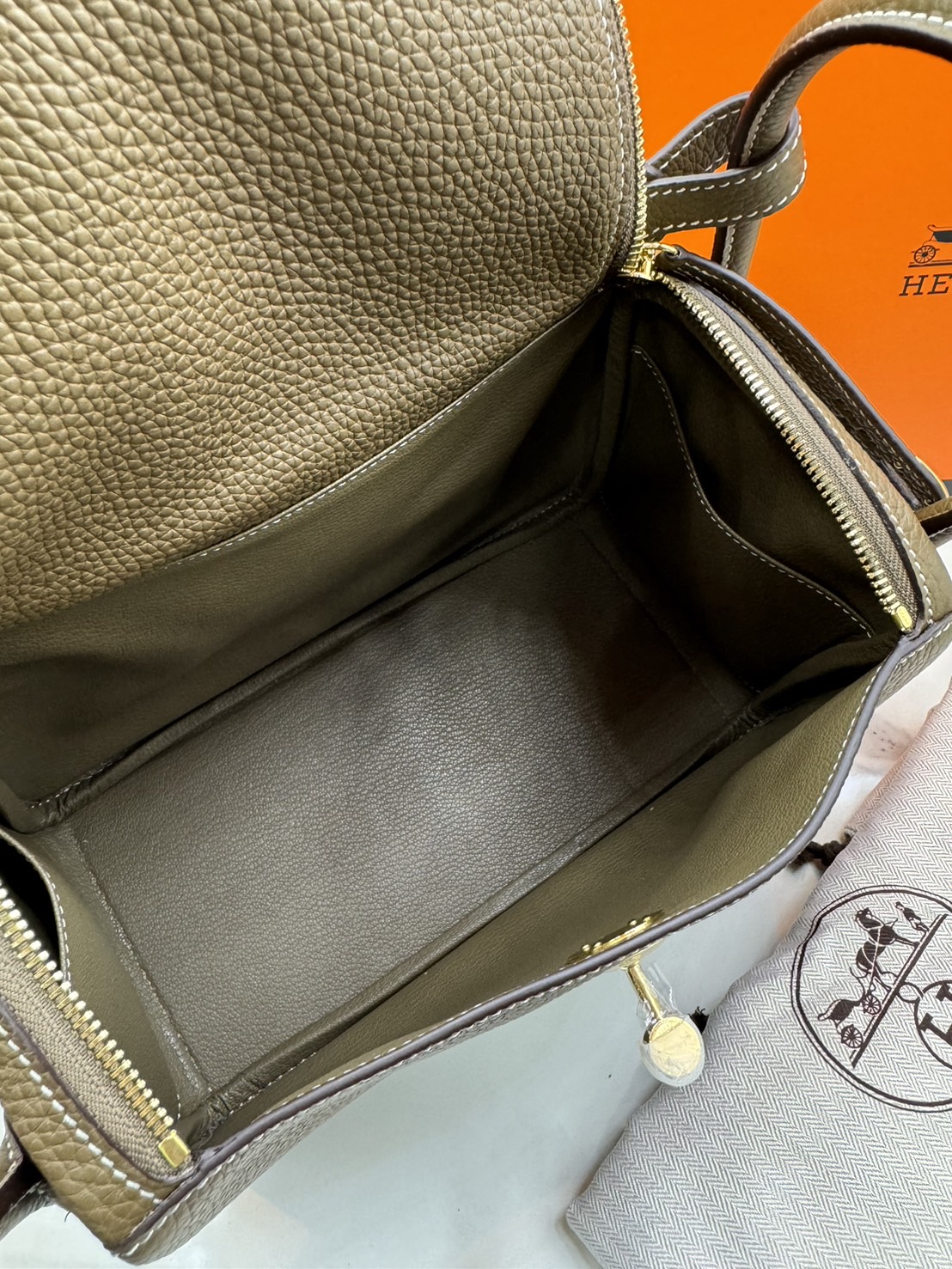 พร้อมส่ง 15 สี HERMES Lindy 26 bag กระเป๋าทรงโท้ทหนังสวยอย่างดี เอกลักษณ์ของความเรียบหรูไฮคลาสอย่างสมบูรณ์แบบ เกรดออริ สลับแท้ งานสวยตามรูป ใช้งานต่างประเทศได้