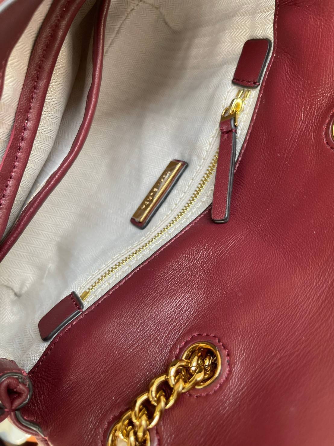 Tory Burch Kira Chevron Small Convertible Shoulder Bag เป็นกระเป๋าที่ใช้ในการออกงานสำคัญหรือวันที่มีปาร์ตี้สังสรรค์ คุณควรเลือกใช้กระเป๋าที่มีดีไซน์สะดุดตา