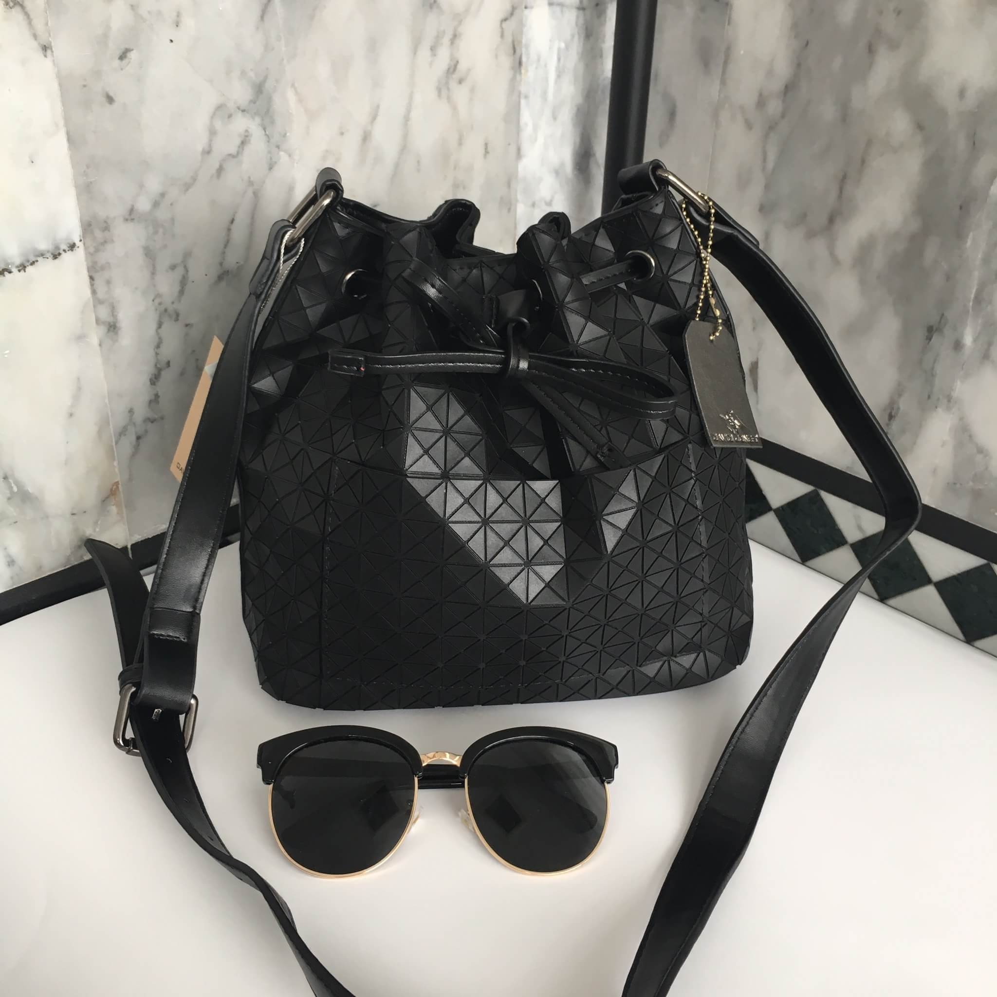 ทรงขายดี น่ารักมาก Size L คะ David Jones Bucket Leather (bag) กระเป๋าสะพายข้างดีไซน์เกร๋มาก สีดำสวยมาก #chic รุ่นนี้ รูปแบบน่ารัก แอบเก๋ด้วยดีไซด์ของตัวกระเป๋า และที่มัดสายกระเป๋า ด้านหน้ามีช่องเก็บของให้คะ ภายในมีช่องเก็บของจุกจิกได้ #มีถุงผ้าแบรนด์ให้คะ