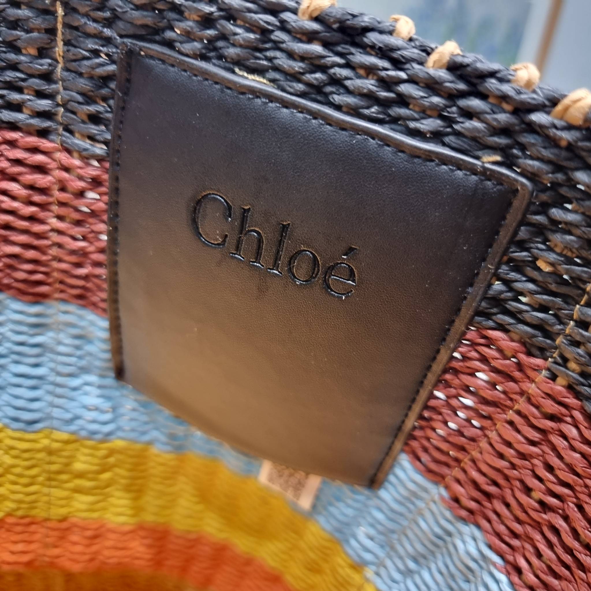 CHLOE LARGE WOODY BASKET Multicolor กระเป๋าสะพายสานทรงตะกร้า ยอดฮิตติดลมของแบรนด์ ด้วยวัสดุสังเคราห์จากธรรมชาติ สานทอเต็มใบออกมาเป็นลวดลายสวยงาม