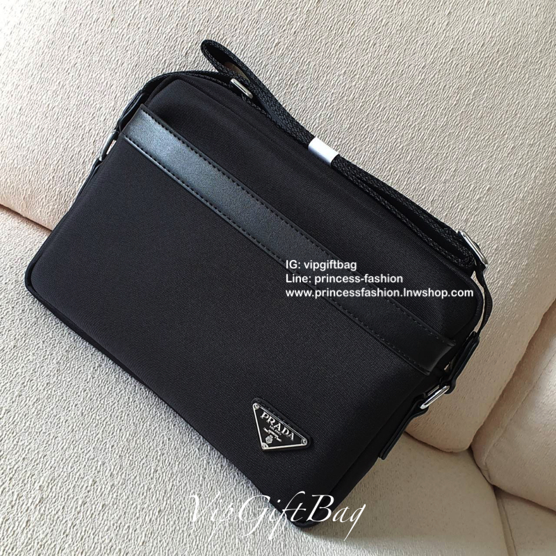 New Must Have For Men 👍👍 กับงานพรีเมี่ยมกิ้ฟแบรนด์ดังอย่าง prada ทรง messenger ทรงยอดฮิต สำหรับท่านชาย เนื้อผ้า Polyester ขนาดใหญ่ จุของได้มาก ใส่ipad labtop หนังสือ ได้หมดคะ เปิดปิดด้วยซิปอะไหล่เงิน บุด้วยผ้าสีดำปั้มแบรนด์ สวยงามมากคะ อะไ