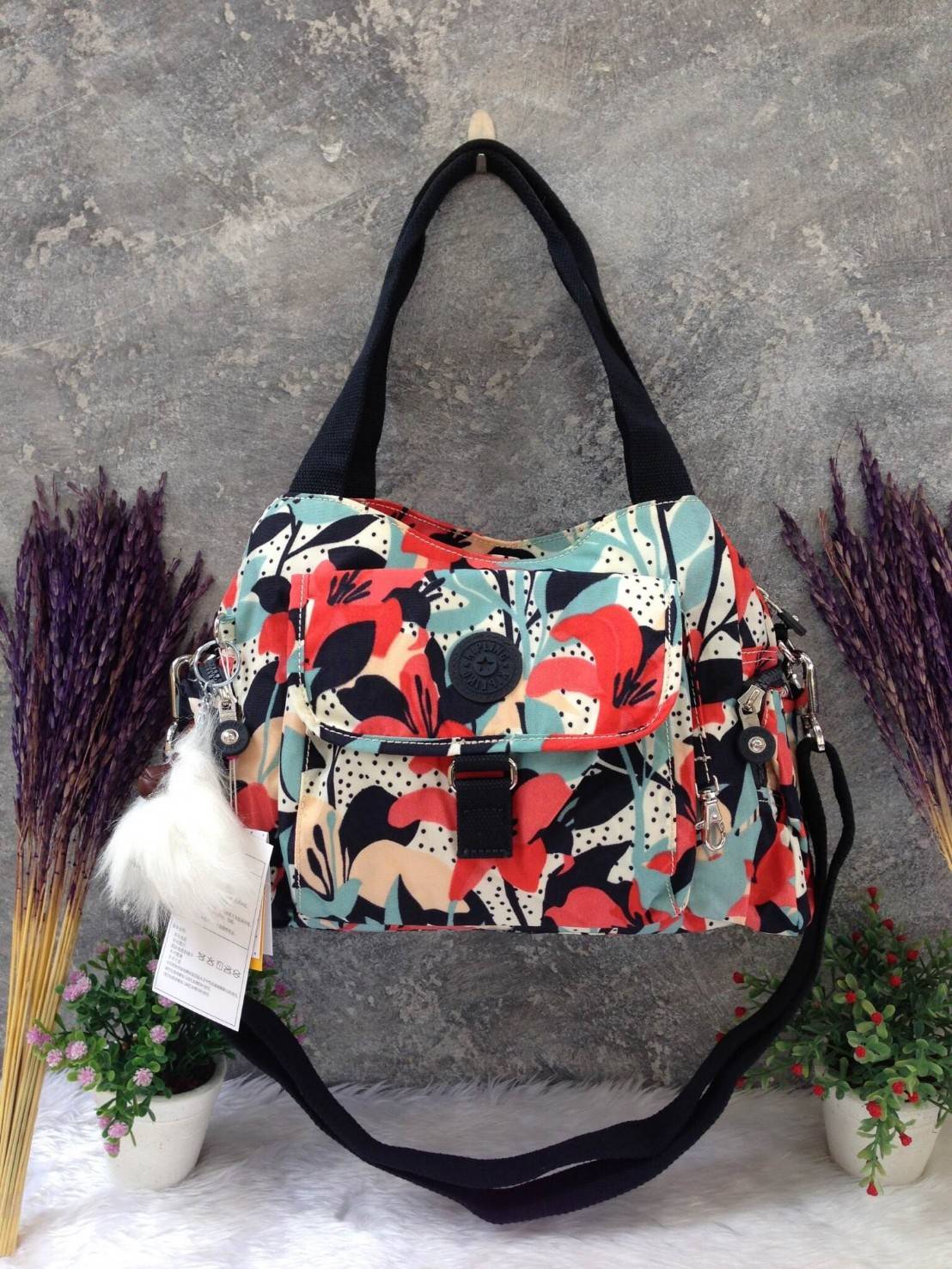 KIpling Felix Large Handbag Bag กระเป๋าถือหรือสะพายสไตล์ลำลองวัสดุ Nylon + Polyester 100% น้ำหนักเบามีหูหิ้วเเละสายสะพายยาวเลื่อนปรับระดับได้ถอดได้ เปิดปิดด้วยซิปสะดวกใช้ โลโก้เเบรนด์ มีช่องแบ่งถึง3ช่องเเยกเป็นสัดส่วน ด้านหน้าและด้านหลังมีช่องใส่ของเปิดปิ