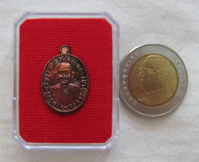 สินค้าหมดค่ะ เหรียญเม็ดแตงอาจารย์โง้วกิมโคย(เซียนแปะโรงสี) รุ่นรวยพันล้าน เนื้อทองแดงมีโค้ต "เฮง" และเลข "๔๐๔๖" พร้อมกล่องเดิม (แถมรูปถ่ายและผ้ายันต์เซียนแปะ) ค่ะ