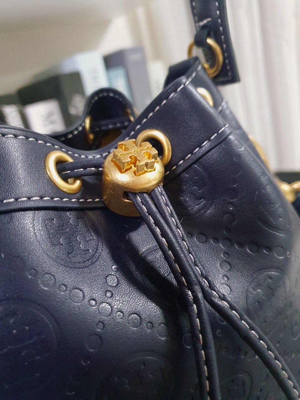 Tory burch monogram leather bucket bag ดีไซน์สวยงามตามแบบฉบับของแบรนด์แล้ว ที่ทำจากวัสดุหนังแท้ ตัวกระเป๋าอยู่ทรงสวยมีลายแบรนด์สวยหรู ใช้รูดเปิดปิด ภายในบุผ้าอย่างดี มีช่องเล็กหนึ่งช่อง ใส่ของได้หลากหลายขนาดกำลังดี ที่นอกจากจะได้เรื่องดีไซน์สวยงาม