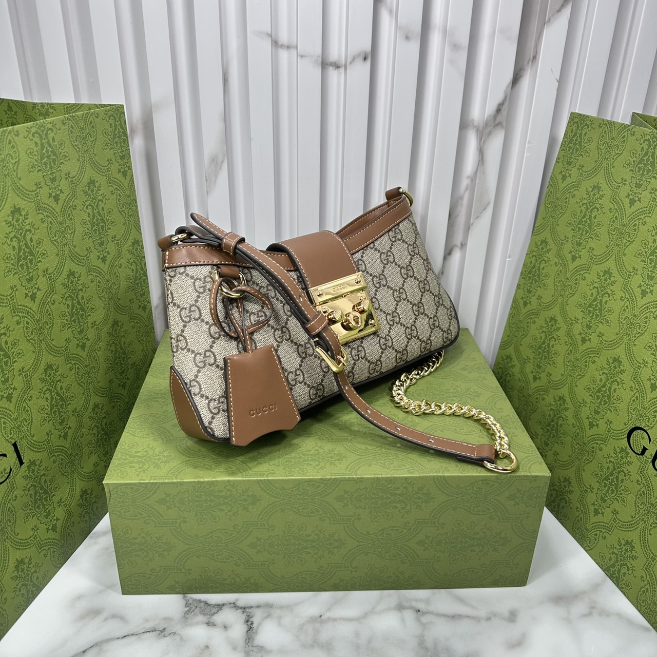 ORI หนังแท้ | GUCCI Padlock Small Shoulder Bag กระเป๋าสะพายทรงสวยวินเทจดีไซน์ไม่ซ้ำใคร หรูล้ำผู้ดี หนังแคนวาสพิมพ์ลายคมชัด ปากกระเป๋ามีแถบหนังคาดและอะไหล่กดล็อค