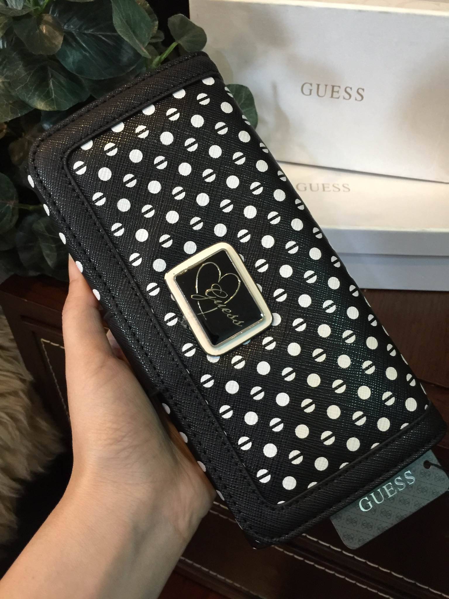 Restock! GUESS SAFFIANO LONG WALLET กระเป๋าสตางค์ใบยาวหนัง saffiano สวยหรู จากแบรนด์ดัง GUESS วัสดุหนัง Saffiano สวยหรูอยู่ทรง ด้านหน้าประดับโลโก้แบรนด์ เปิดปิดด้วยกระดุมปรับได้2ระดับ ภายในมีช่องซิปสำหรับใส่เหรียญ หัวซิปปั้มโลโก้ สามารถใส่มือถือ iphone 7 