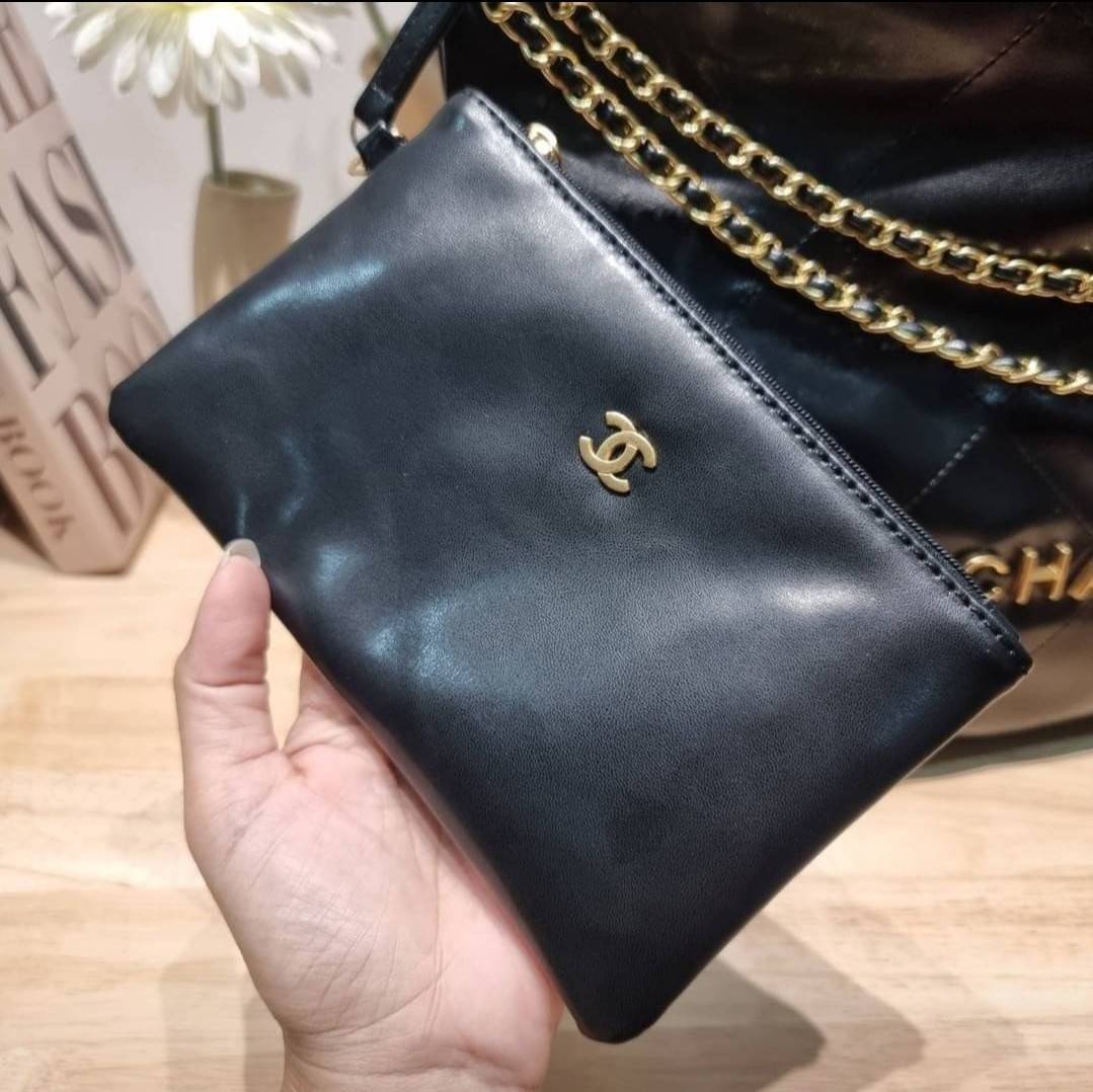 Chanel 22 bag เกินต้านที่สุดกับไอเท็มนี้ ที่สาวๆหรือใครๆก็ต้องมีแล้ว!! แค่เห็นก็หลงรัก กระเป๋าทรงสวย ดีเทลเรียบแต่มีความหรูแอบซ่อนอยู่ ด้วยดีไซน์สายสะพายโซ่สีทอง และโลโก้อันโดดเด่น ดีงามน่าหลงใหลมาก