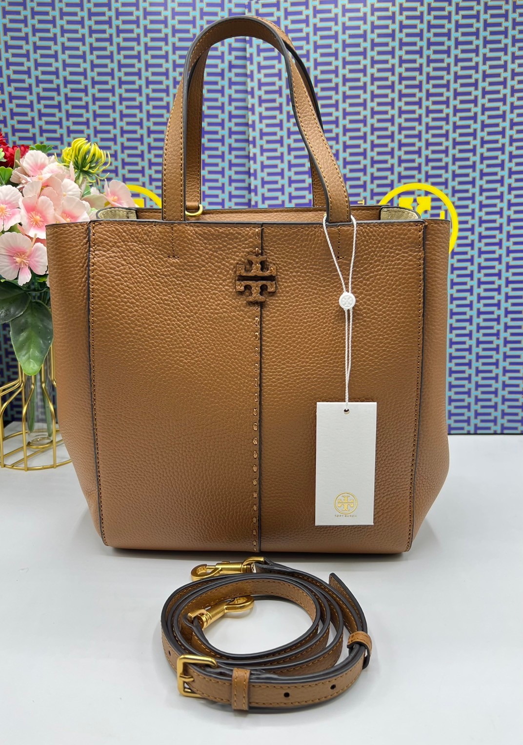 Tory Burch McGraw Leather Tote Bag / Tory Double T Tote Bag / TORY TOTE BAG พร้อมส่ง 4 สี กระเป๋าสะพายทรงโท้ท จุของได้เยอะใบนี้ตอบโจทย์ได้ดีมาก โทนสีเรียบง่าย แฝงไปด้วยความดูดี สุขุมและเป็นผู้ใหญ่