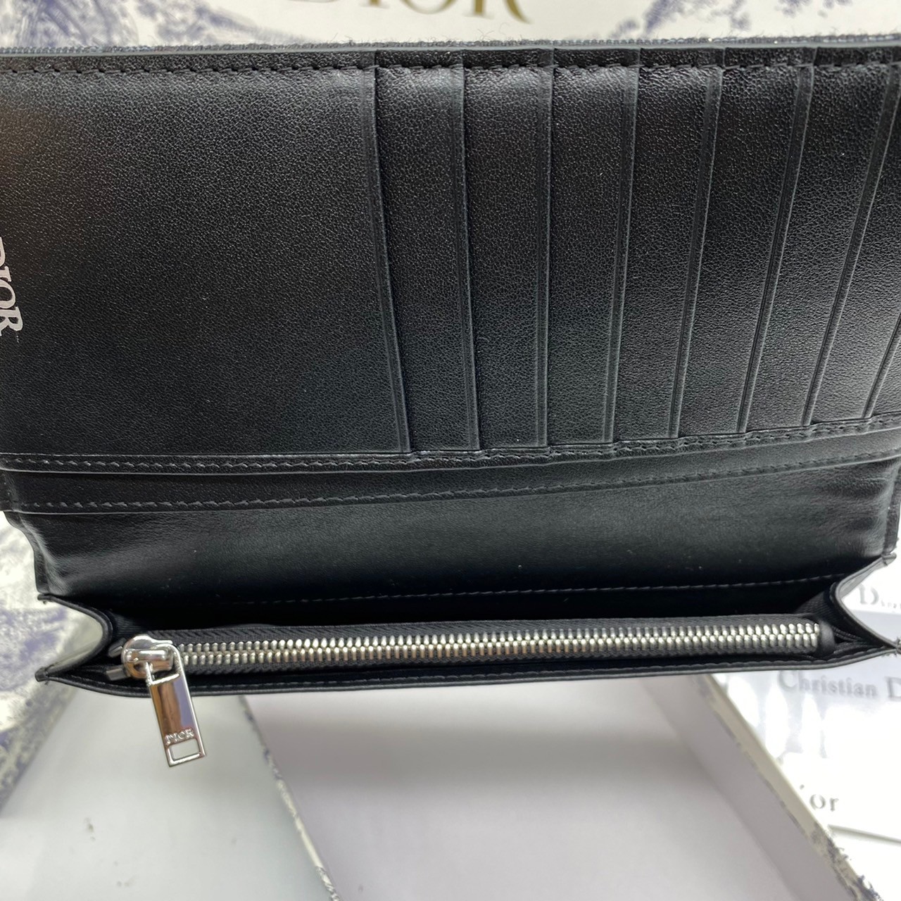 หนังแท้ DIOR LONG WALLET MONOGRAM / DIOR WALLET กระเป๋าสตางค์ใบยาว เอกลักษณ์ของความหรู วัสดุหนังแท้และผ้า Jacquard อย่างดีสวยงามที่สุด ผสมผสานความสง่างามและคลาสสิกที่เข้ากับยุคสมัย ด้านหน้าโดดเด่นด้วยซิกเนเจอร์แบรนด์ เป็นอีกหนึ่งรุ่นที่ดาราเชเลปใช้กันเยอะ