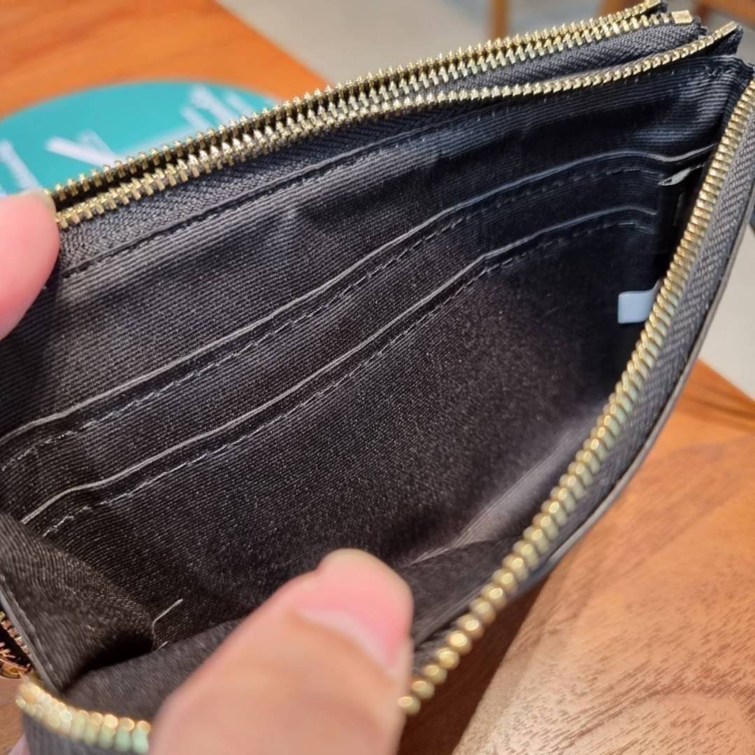 COACH F87591 DOUBLE CORNER ZIP WALLET IN SIGNATURE COATED CANVAS คล้องมือรุ่น 2 ซิป!! มาแล้วจ้า 🌟🤗 ไซส์นี้คือเหมาะมือจริงๆ พกง่ายเช่นเคย ไม่ต้องกังวลว่าจะเกะกะหรือกินพื้นที่กระเป๋าหลัก วัสดุหนังแคนวาสเคลือบลาย มีช่องหลักแยก 2 ช่อง ภายในบุผ