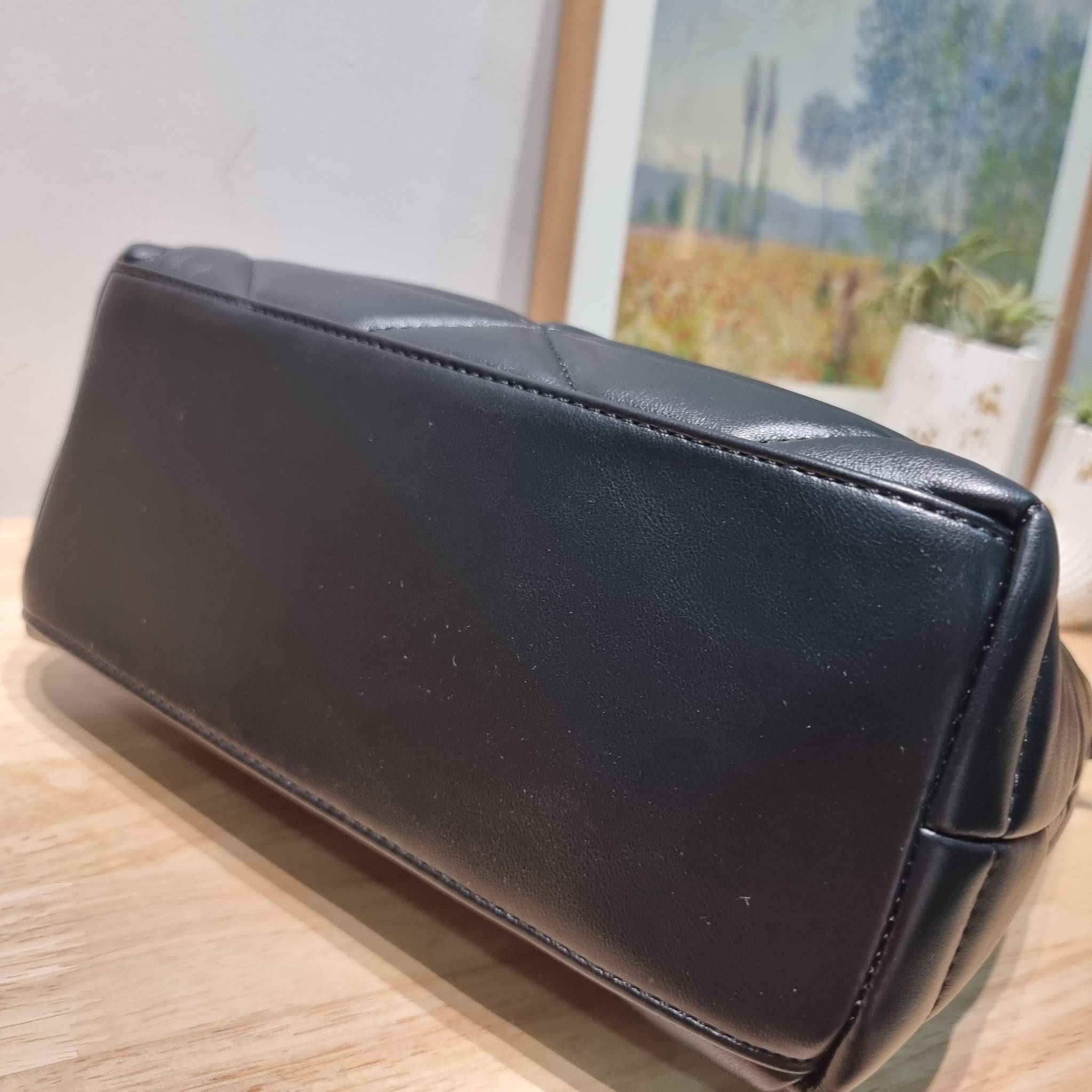 PRADA LEATHER PADDED BAG ใหม่ล่าสุด กับคอลเลคชั่นที่ทำออกมาตอบโจทย์ได้ทุกไลฟ์สไตล์ และเป็นยูนิเซ็กส์ กับกระเป๋าทรงโท้ท ขนาดกำลังดี