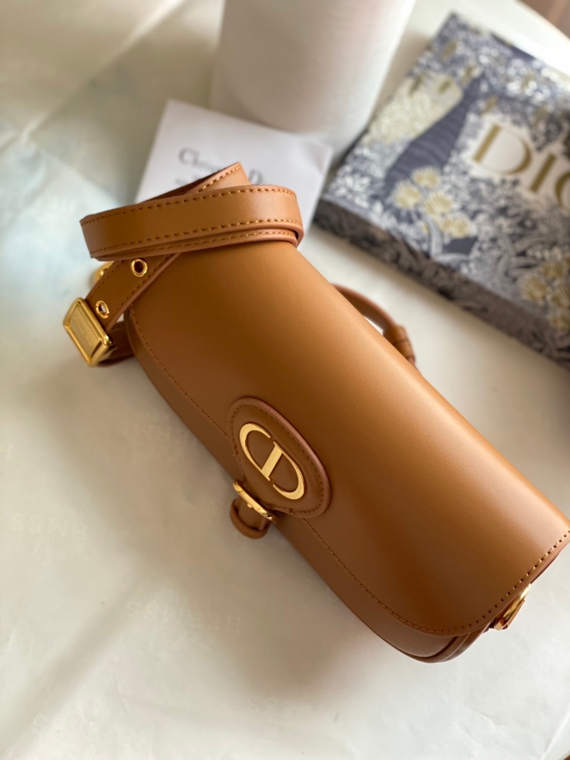 หนังแท้ DIOR BOBBY EAST-WEST BAG พร้อมส่งที่ไทย งานหนังแท้ทั้งใบเกรดออริจินอล ภาพสินค้าถ่ายจากงานขายจริง ใช้งานต่างประเทศได้ รุ่นใหม่ในฤดูกาลนี้ เพิ่มความทันสมัยให้กับซิลลูเอทของ Hobo ผ่านเส้นสายที่สง่างามและสัดส่วนที่กลมกลืนกัน สไตล์หนังลูกวัว โดดเด่นด้ว