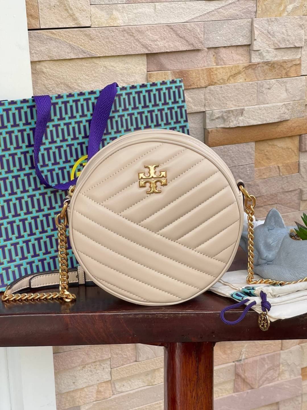 Tory burch Kira Cheron Circle Crossbody กระเป๋าสะพายคาดลำตัวรุ่นนี้โดดเด่นด้วยรูปทรงกลมสุดชิค ขนาดกะทัดรัด พร้อมด้วยหนังกระเป๋าที่ทำจากหนังแท้คุณภาพดี เพราะ Kira Chevron เป็นรุ่นที่ตอบโจทย์และครองใจสาว ๆ ได้อย่างแท้จริง เนื่องจากมีดีไซน์เรียบหรู โดยทางแบร