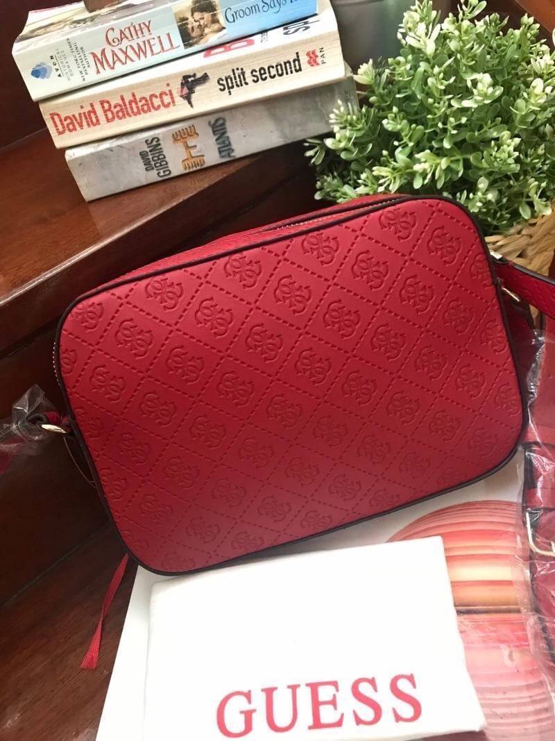 New Arrival!! Guess Women's Black Kamryn Top Zip Cross Body Bag กระเป๋าสะพายไหล่ ขนาดกำลังดี มีดีเทลที่มีโลโก้หนังปั้มจมรอบใบรวมถึงตัวสายและหัวซิป ตรงกลางติดสัญลักษณ์แบรนด์ เปิดใช้งานด้วยซิปเดียวด้านบน ภายในใส่กระเป๋าสตางค์ยาวได้ มีช่องเสียบการด์และช