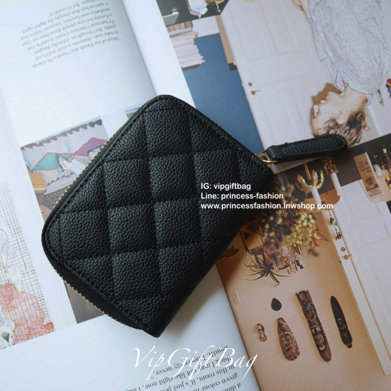 พร้อมส่งที่ไทยแล้วค่ะ♡♡ กับ กระเป๋าสตางค์ใบสั้น แนะนำรุ่นนี้คะ งานพรีเมี่ยมกิ้ฟท์จากเค้าเตอร์ต่างประเทศ **ทรงมินิน่ารักกก หนังสัมผัสลายด้าน จากแบรนด์ CHANEL (GWP) ด้านหน้ามีโลโก้แบรนด์ CC สีทองหรู **อะไหล่สีทองทั้งใบ เปิดปิดด้วยซิปมีที่จับหน