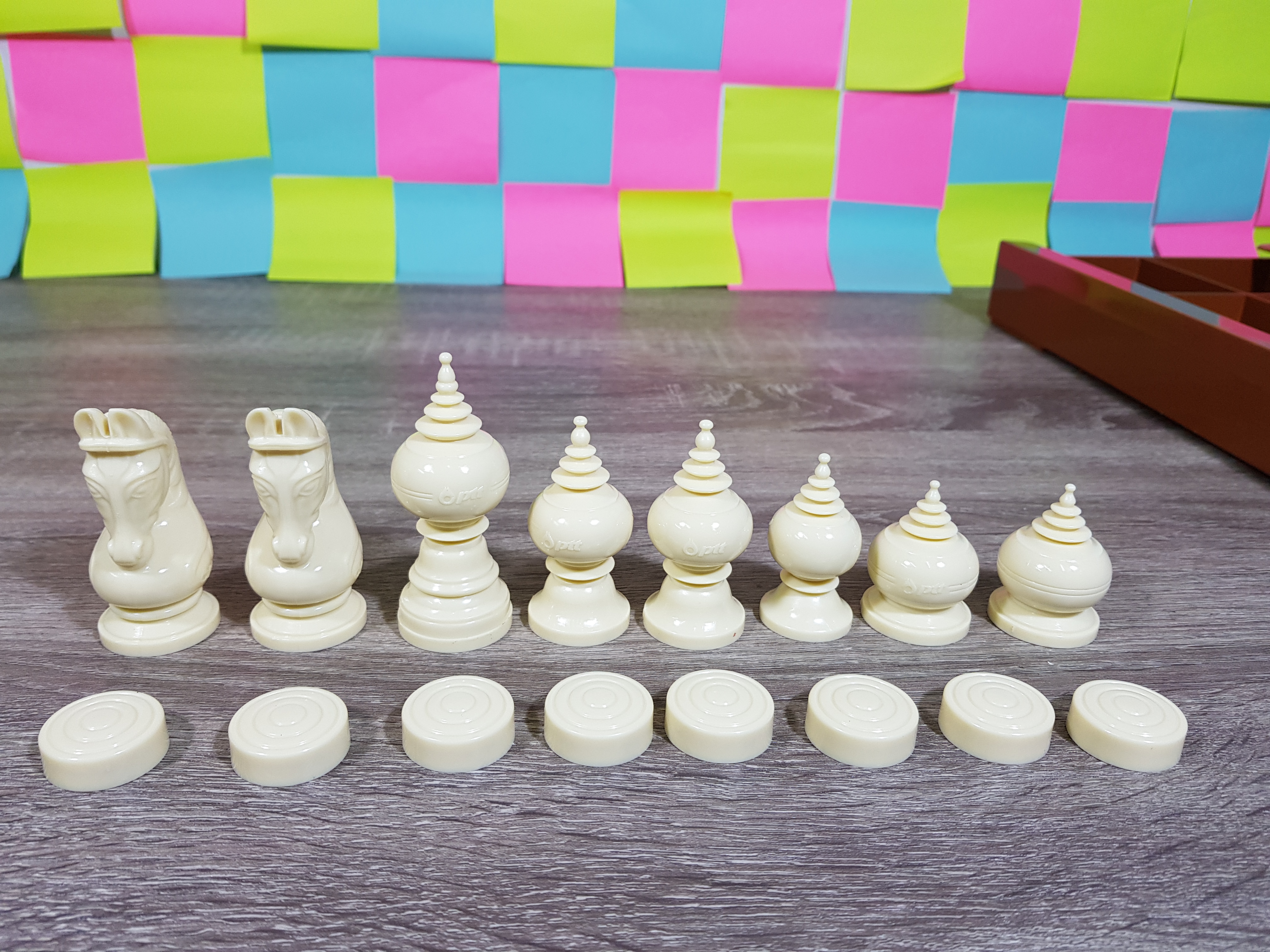 ตัวหมากรุกไทยพลาสติกเกรดพรีเมี่ยมพร้อมกระดานช่อง4x4cm.