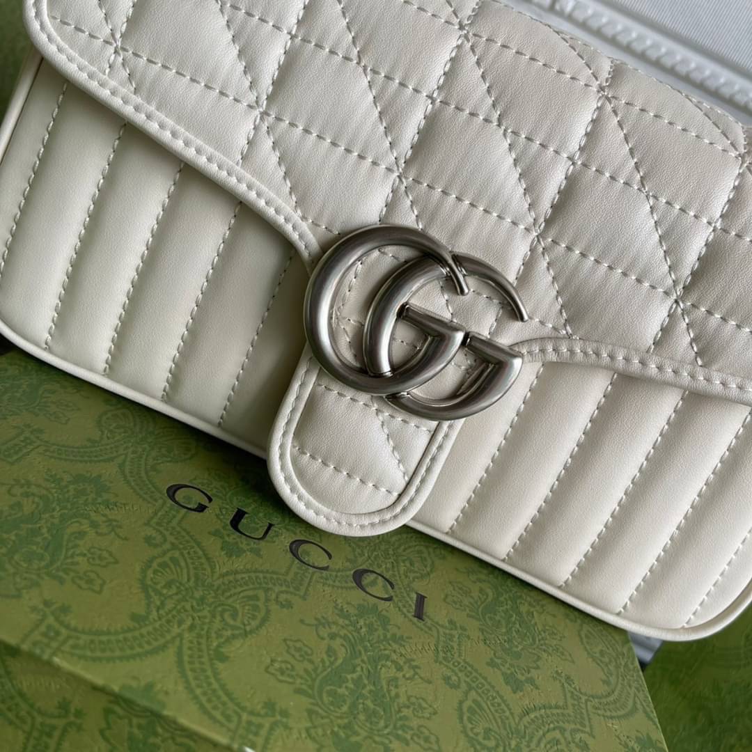 หนังแท้ 26cm GUCCI GG Marmont leather shoulder bag แบบใหม่ล่าสุด ราคานี้หนังแท้คือคุ้มมากเลยค่าสาวๆ ต้องจัดแล้วน้าา ยกระดับความหรูให้กับตัวเองกันหน่อย ด้วยกระเป๋ารุ่นนี้!! ครอสบอดี้ที่ดีไซน์หรู อัพเลเวล ในราคาที่จับต้องได้ พร้อมเสิร์ฟความสวยตรงถึงบ้านแล้ว