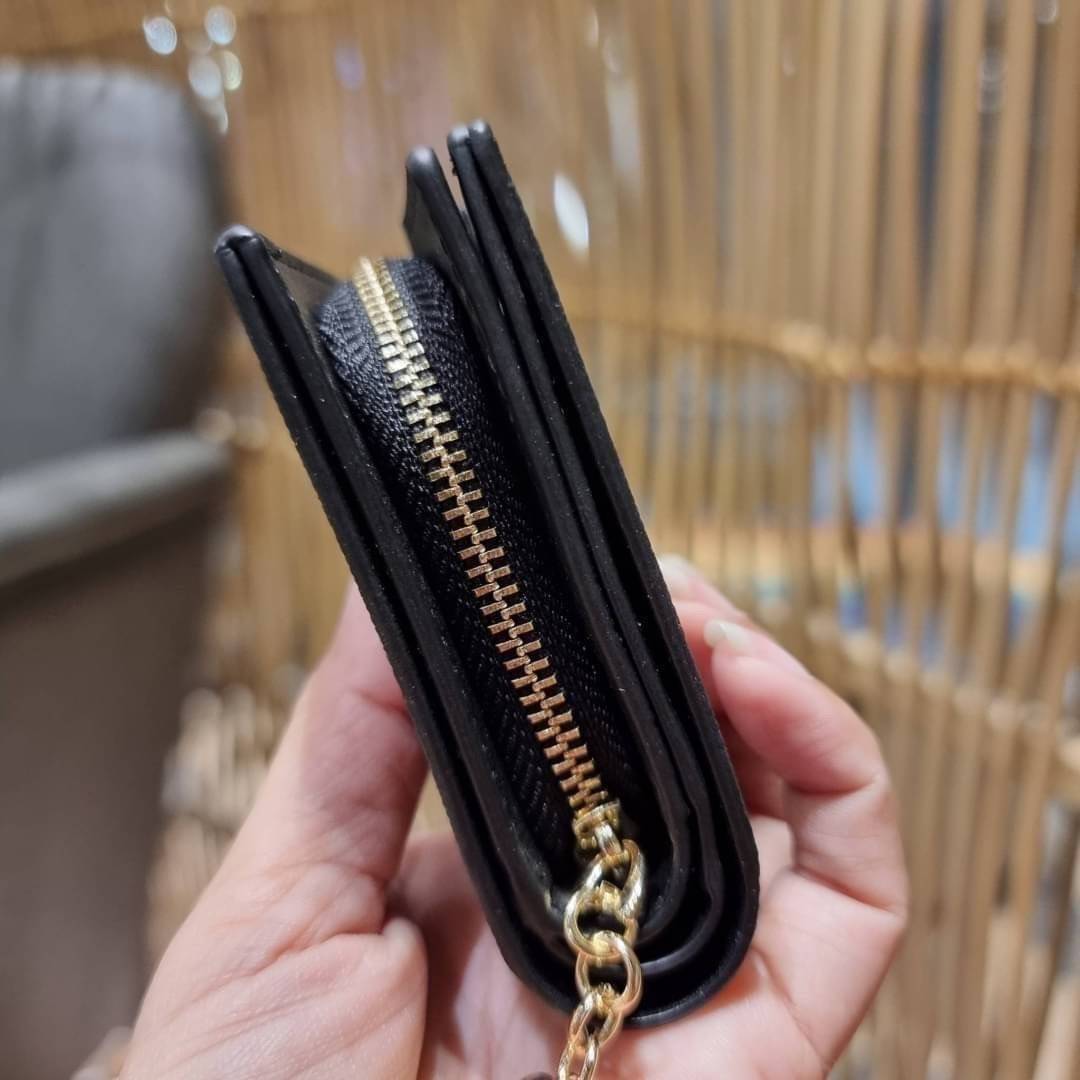 C4591 C4592 COACH COACH x PEANUTS SNAP WALLET IN SIGNATURE CANVAS WITH SNOOPY PRINT / WITH WOODSTOCK PRINT กระเป๋าสตางค์ใบเล็ก ขนาดกำลังเหมาะ ดีไซน์น่ารักอีกแล้วจ้า ♥️ มันน่ารักน่าใช้มาก โดดเด่นด้วยลายคอลเลคชั่นยอดฮิต วัสดุหนังแคนวาสเคลือบลาย เปิด-