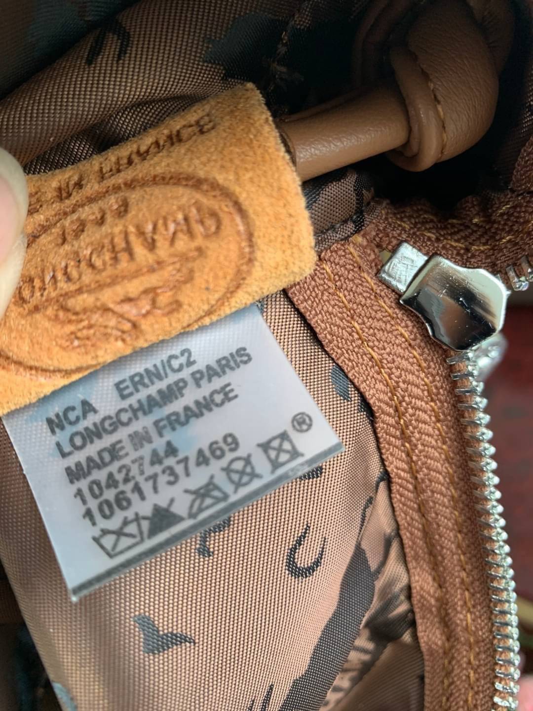 Longchamp Le Pliage Cuir Crossbody Bag อีกหนึ่งคอลเลคชั่น Le Pliage Cuir หนึ่งในตระกูลกระเป๋าสุดไอคอนิกจากแบรนด์ Longchamp และจัดการปรับดีไซน์ให้มีขนาดเล็กลงในทรงcrossbody กะทัดรัดสะพายแล้วคล่องตัว ด้วยดีไซน์ที่ดูเป็นเอกลักษณ์การใช้งานช่องหลักที่ซิปด้านหล