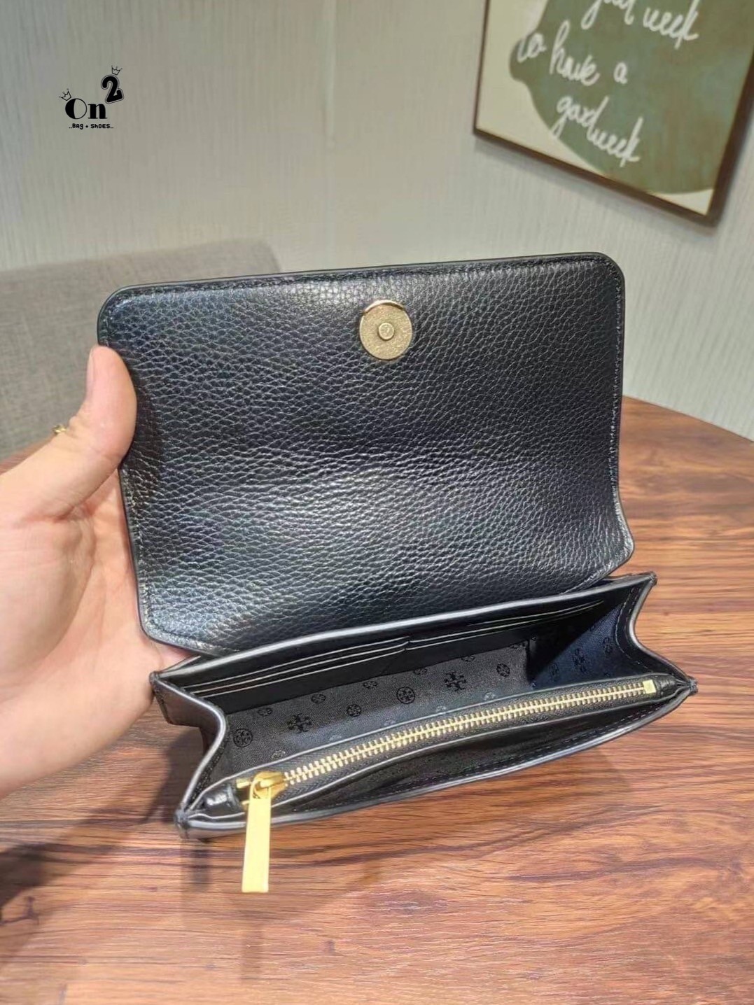 TORY BURCH BRITTEN MINI TOP HANDLE BAG พร้อมส่งที่ไทย กระเป๋าสะพาย Crossbody วัสดุหนังวัวแท้ การออกแบบเรียบง่าย ยังคงความหรูหราเอาไว้ มาพร้อมสายยาวโซ่อะไหล่ทองสลับหนัง ถอดออกได้ ตอบสนองการใช้งานได้ดี มีหูหิ้วด้านบนสามารถใช้งานได้ในหลายโอกาสค่ะ