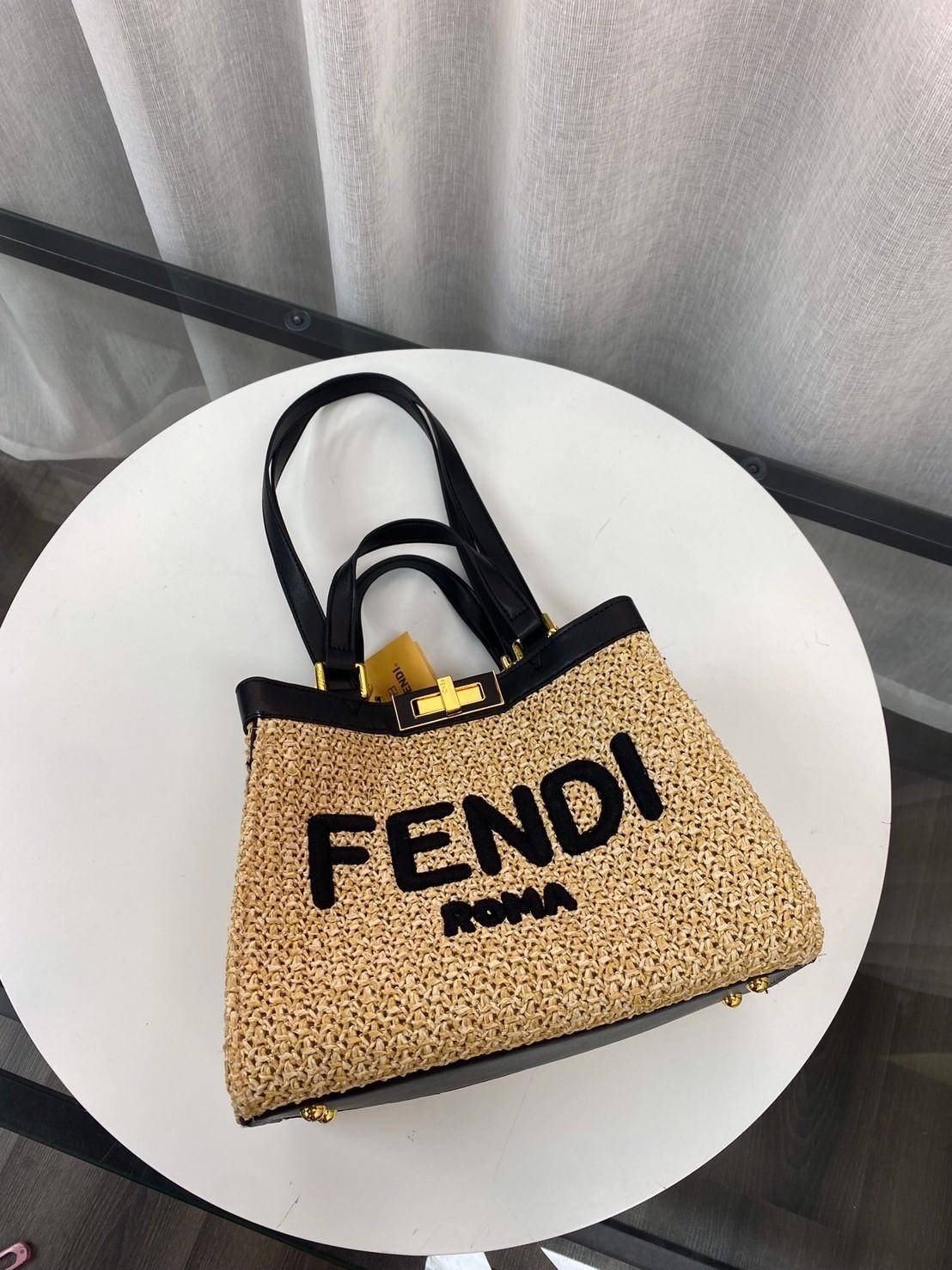 Fendi New Tote Gift bag กระเป๋าสานถือหรือสะพายข้าง ด้านหน้าปักโลโกแบรนด์ อะไหล่ทองหรูหรา น้ำหนักเบา ด้านในโล่ง จุของได้เยอะ สายสั้นสายยาวถอดสายไม่ได้ พับเก็บด้านในกระเป๋าได้ เหมาะกับวันสบายๆ ใบเดียวเที่ยวได้หมดไม่มีเอ้า จะถือหรือสะพายข้างก็เริ่ด ใบนี้เรีย
