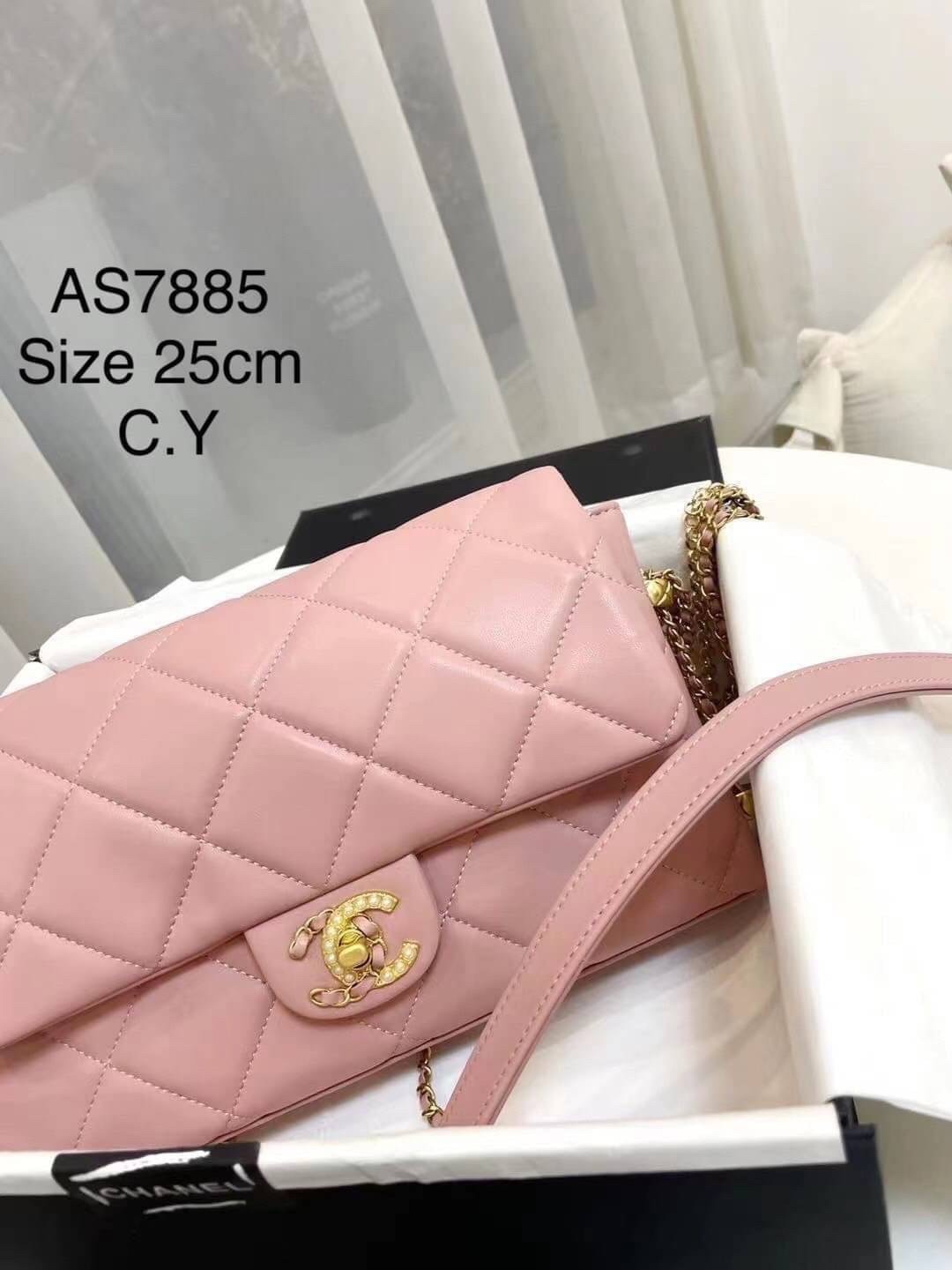 CHANEL flap pearl with chain พร้อมส่ง ที่สุดของความคลาสสิค อะไหล่ทองหรูหรา ด้านหน้าประดับโลโก้ฝังมุก หนังอย่างดี น้องมีความนิ่มสัมผัสแล้วหลงรักแน่นอนค่ะ