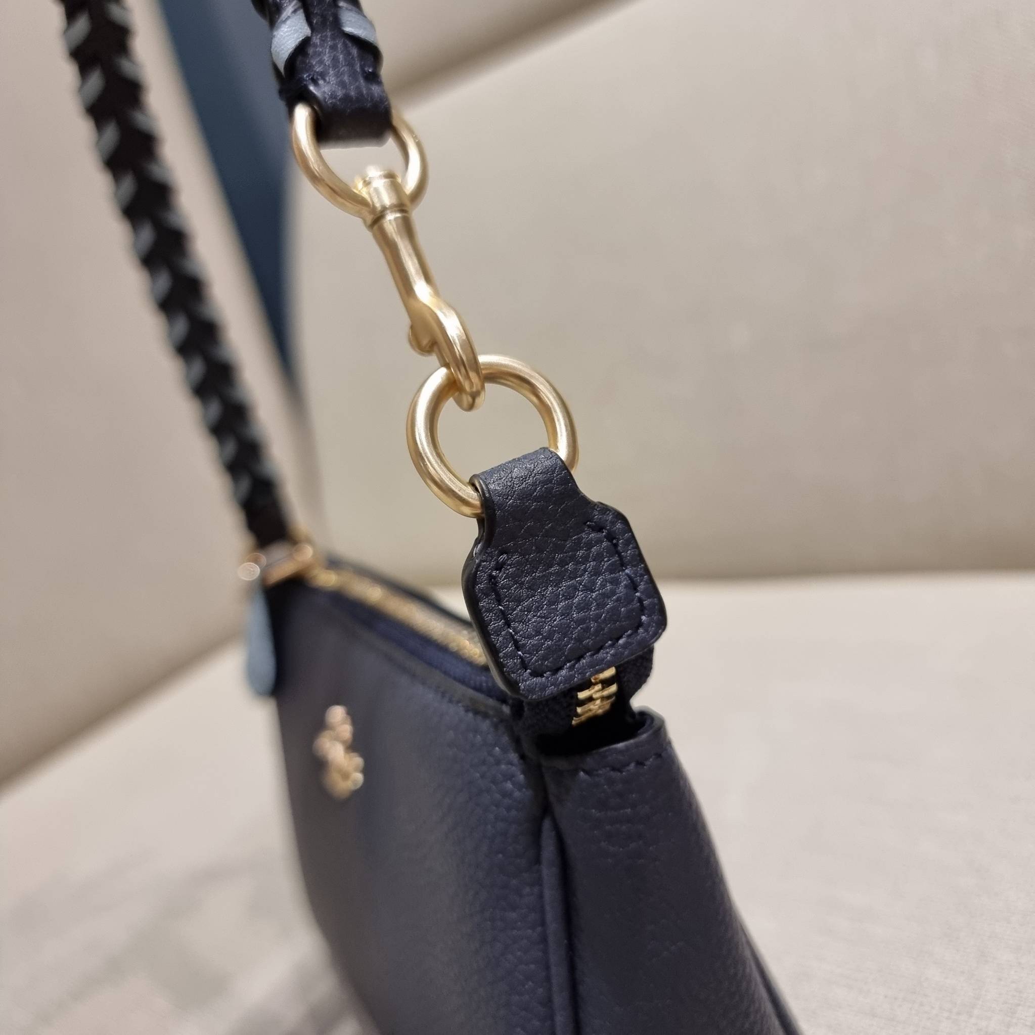 COACH C4233 NOLITA 19 WITH WHIPSTITCH คอลเลคชั่น rare item น่ารักน่าใช้ ในสไตล์คลาสสิค กระเป๋าทรงพอชขนาดมินิ ที่สามารถสะพายไหล่ และกึ่งคล้องมือใช้ได้ 2 สไตล์ ปรับสายให้มาเกี่ยวฝั่งเดียวเพื่อใช้เป็นคล้องมือ หรือปรับเกี่ยวอีกฝั่งใช้คล้องแขน คล้องไหล่ก็เก๋มา