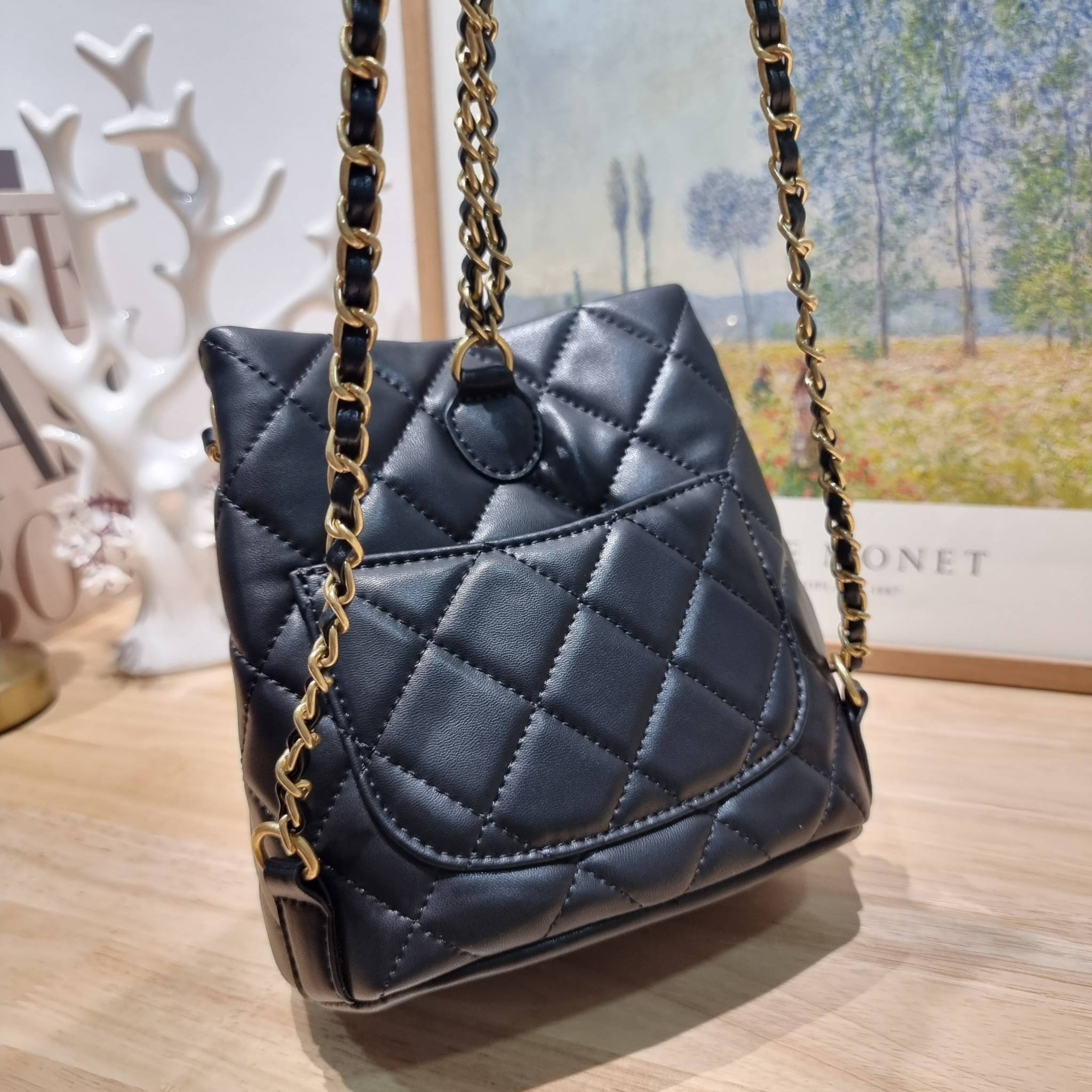 Chanel small backpack กระเป๋าสะพายหลังใบเล็ก โลหะสีทอง ดีไซน์ 2023 น้องน่ารักตะโกนม้าก!! กับกระเป๋าทรงเป้ ขนาดน่ารักน่าใช้ ดีเทลดีงาม มีใบลูกติดในตัวกระเป๋า สะดวกใช้สุดๆ