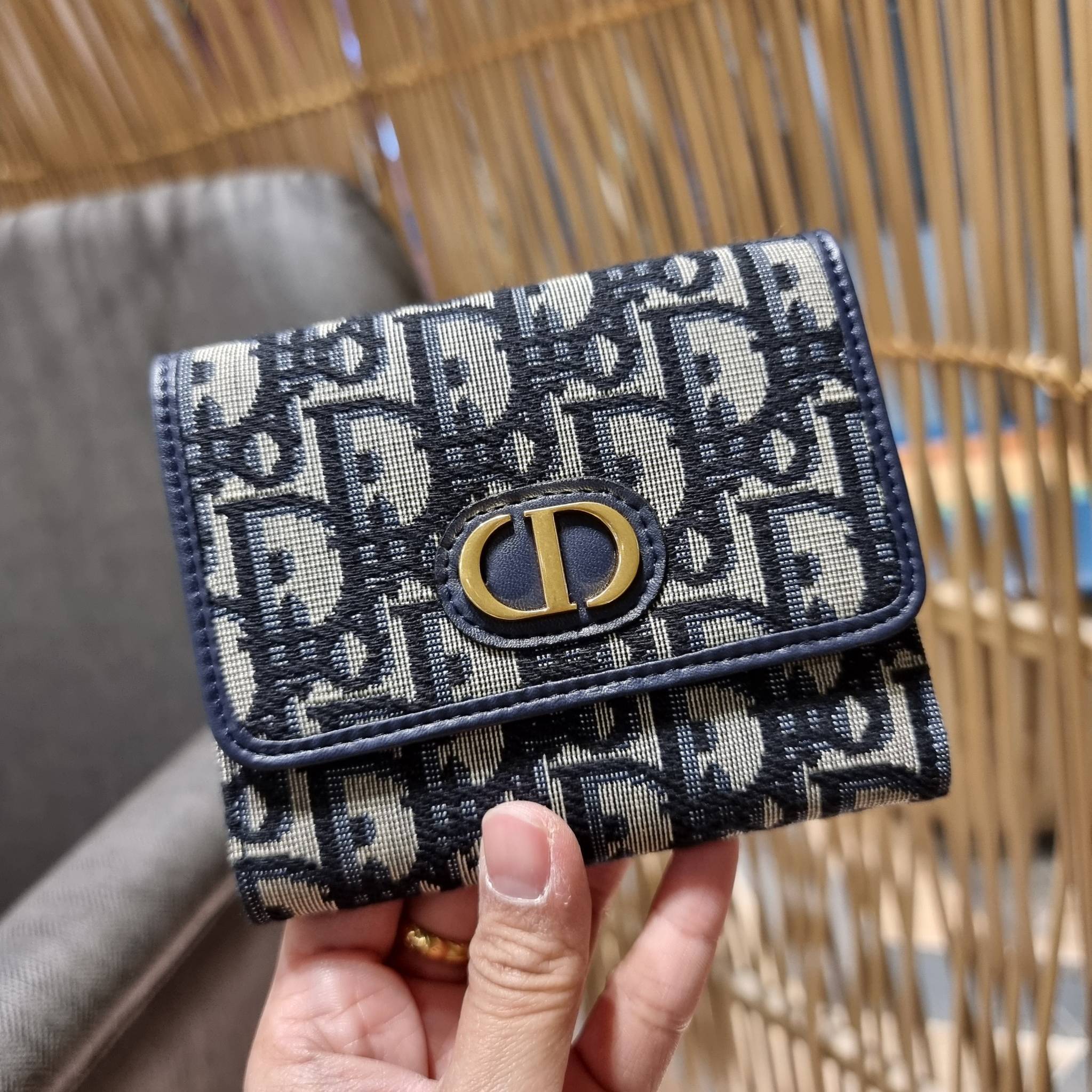 VIP 】CD MULTI WALLET WITH GWP กระเป๋าสตางค์ขนาดเหมาะมือ กำลังสวย พรีเมี่ยมกิ๊ฟจากเคาน์เตอร์ ดีไซน์แบบพับ ใช้งานง่าย พร้อมช่องซิปในตัว วัสดุผ้าแคนวาสปักลาย สลับหนังแท้ภายใน ภายในมีช่องใส่บัตร ใส่ธนบัตรได้ สะดวกใช้มากๆ มาพร้อม box set ในราคาที่ถูก พร้อมส่งต