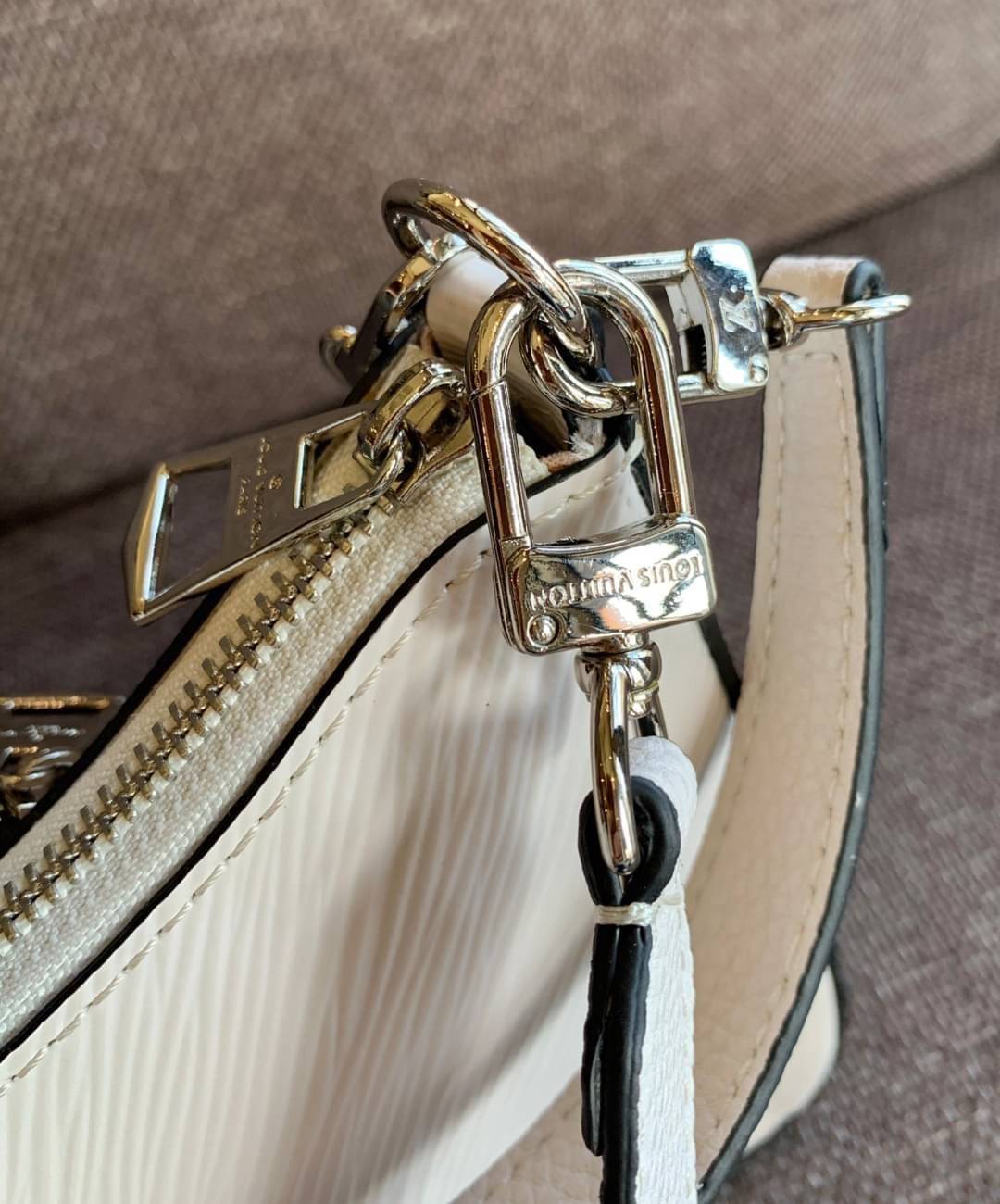 VIP 🥂 LOUIS VUITTON MARELLR EPI LEATHER รุ่นนี้ลายหนังเป็นลายไม้ มีโลโก้แบรนด์แบบฉลุด้านหน้า มาพร้อมกระเป๋าใบลูกแบบซิปจัดเก็บได้ตรงช่องด้านหน้า สามารถถอดออกแยกใช้งานได้ต่างหากนะคะ เปิดปิดกระเป๋าแบบซิป ภายในโล่ง สามารถใส่กระเป๋าเงินใบยาวได้;ของจุกจ