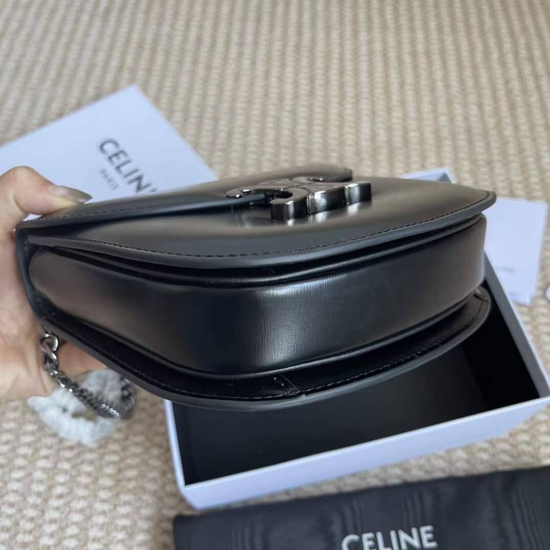 CELINE TEEN BESACE TRIOMPHE IN SHINY กระเป๋าสะพายคาดลำตัวรุ่นนี้นับว่าเป็นกระเป๋าอีกหนึ่งรุ่นในซีรีส์ Triomphe ที่ได้รับความนิยมอย่างมาก ด้วยรูปร่างทรงโค้งมนมีความคลาสสิกตามแบบฉบับแบรนด์