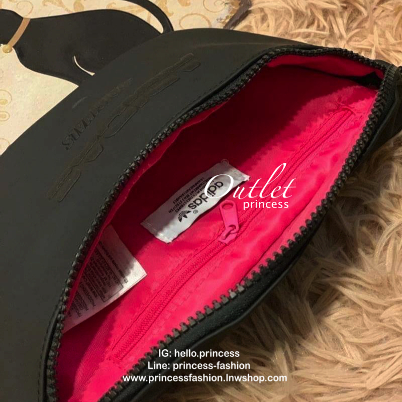 Adidas polyester waist bag รุ่นใหม่ชนช้อป!! กระเป๋าสะพายคาดอกหรือคาดเอวสไตล์สปอร์ต วัสดุหนังpu น้ำหนักเบา ใช้งานง่ายสะดวก มีช่องซิปใช้งานทั้งบนสายปรับได้ยาวถึง96cm ดีเทลสวยๆเป็นโลโก้ตัวนูนด้านหน้า สายคาดโซ่ต่อหนังดูเก๋มีสไตล์ ใช้งานได้ทั้งคุณผู้ชายและคุณผ