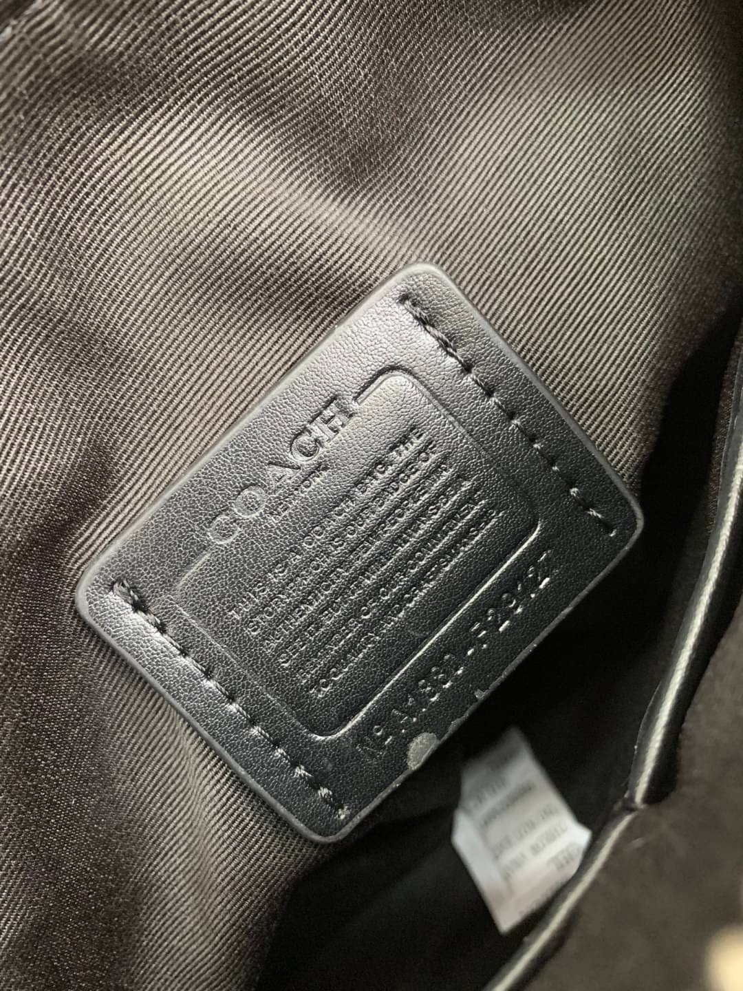 COACH CARRYALL POUCH WITH CAMO PRINT ((29127)) พร้อมส่งค่ะ! กระเป๋าคล้องมือแบบคลัท หนังแท้ หนังนิ่มลายทหารสวยค่ะ;สารมารถใส่ i pad;Tablet (บางรุ่น) ได้ค่ะ; มีช่องเล็กใส่ของจุกจิกสิงช่อง;ซิปซ่อนด้านหน้าหนึ่งช่อง พร้อมสายคล้องมือถอดออกได้หนึ่งสาย