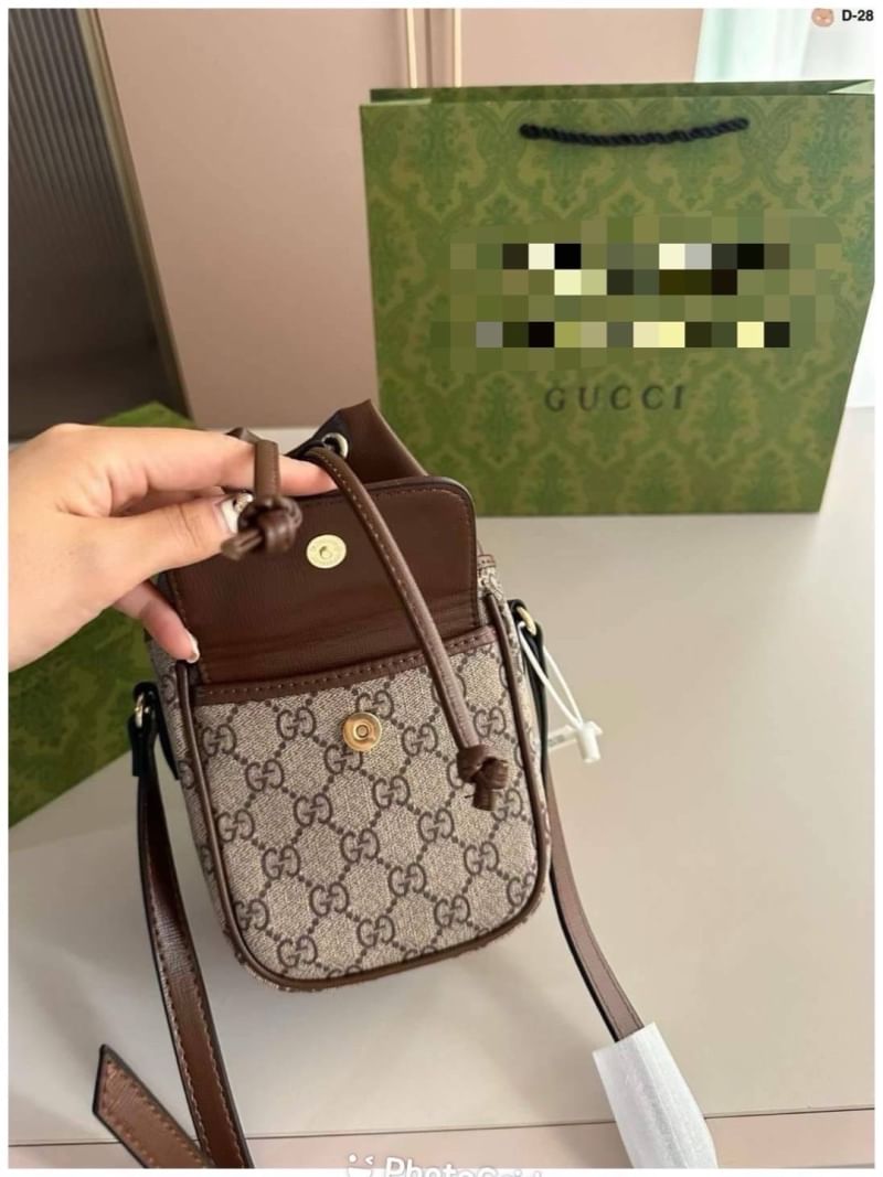 GUCCI GG Supreme Mini bucket bag กระเป๋าสะพายทรงบัคเก็ต ไซส์มินิ จะชุดสบายหรือชุดเต็ม ใบนี้พร้อมมาก ใช้ได้ทั้งชายหญิง ดีไซด์สวยงานจริงเเค่นี้ก้ได้ลุคดูดี แมทซ์ง่ายกับทุกชุด สวยลงตัว