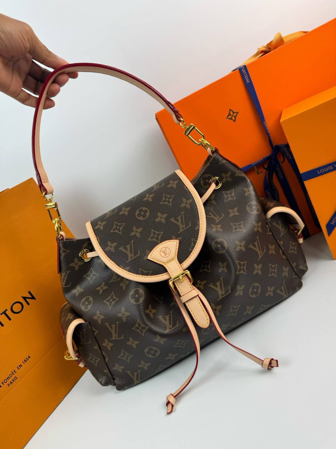 ORI หนังแท้ | LV Odyssee bag Monogram Canvas กระเป๋าสะพายดีไซน์ใหม่ คอลเลกชันประจำฤดูกาล Pre-Fall 2025 ออกแบบมาเพื่อเชิดชูมรดกล้ำค่าที่สืบทอดจากรุ่นสู่รุ่น ดีไซน์ทันสมัยใช้งานได้ทุกวัน