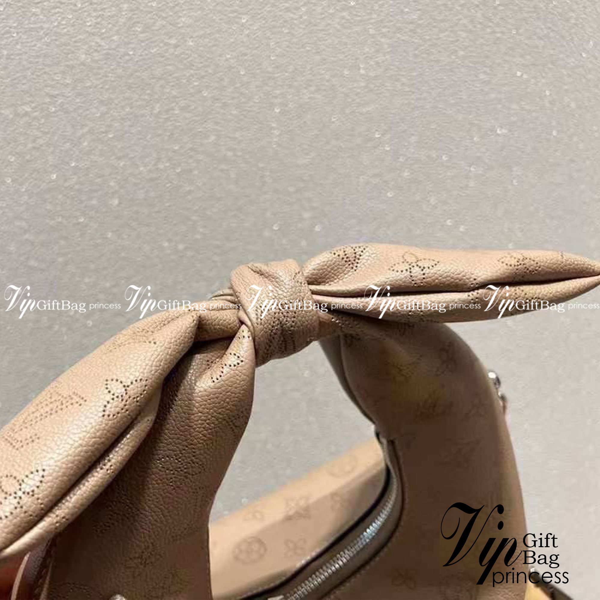 LV Why Knot PM Bag กระเป๋าสะพายงานแบรนด์ ผูกโบว์น่ารัก แต่คงความคลาสสิก งานหนังสวย ดีไซน์หรูหรา แมทช์กับการแต่งตัวง่าย จึงครองใจสาว ๆ ได้ไม่ยาก ไม่ว่าลุคไหนกระเป๋าใบนี้ก็คอมพลีทลุคได้อย่างสมบูรณ์แบบ ภาพถ่ายจากงานขายจริง ใช้งานต่างประเทศได้