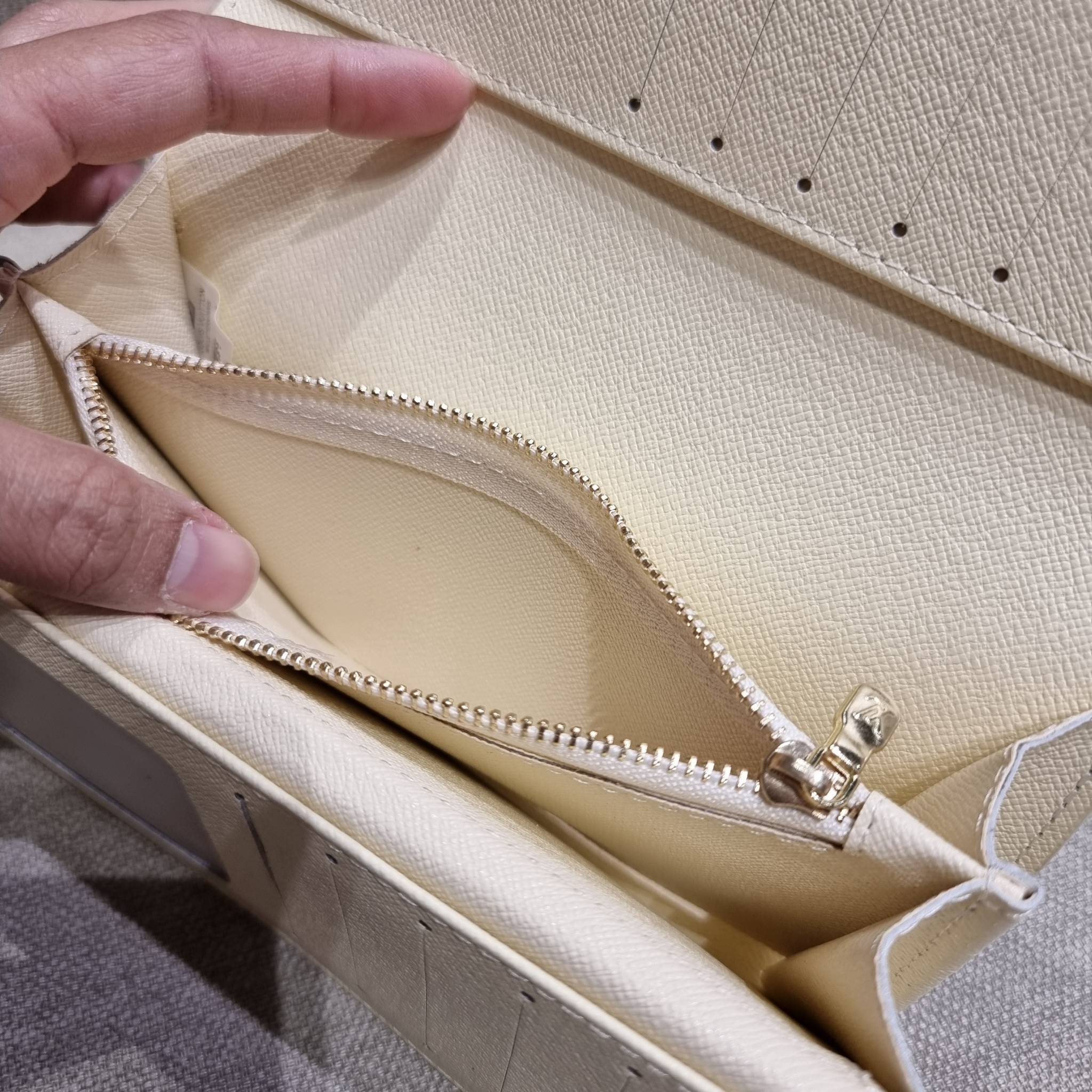 VIP 】ได้เวลาเปลี่ยนกระเป๋าสตางค์รับทรัพย์กันแล้ว!! LV vip wallet กระเป๋าสตางค์พรีเมี่ยมกิ๊ฟ เป็นไอเท็มหายาก ที่สาวๆต้องว้าว!! ใบยาวขนาดกำลังเหมาะมือ ถือแล้วขับผิวทุกสี วัสดุหนังแคนวาส ทนทาน เปิด-ปิดด้วยกระดุม ภายในมีช่องใส่บัตรเยอะมาก แบ่งสัดส่วนสวย ใส่ธน