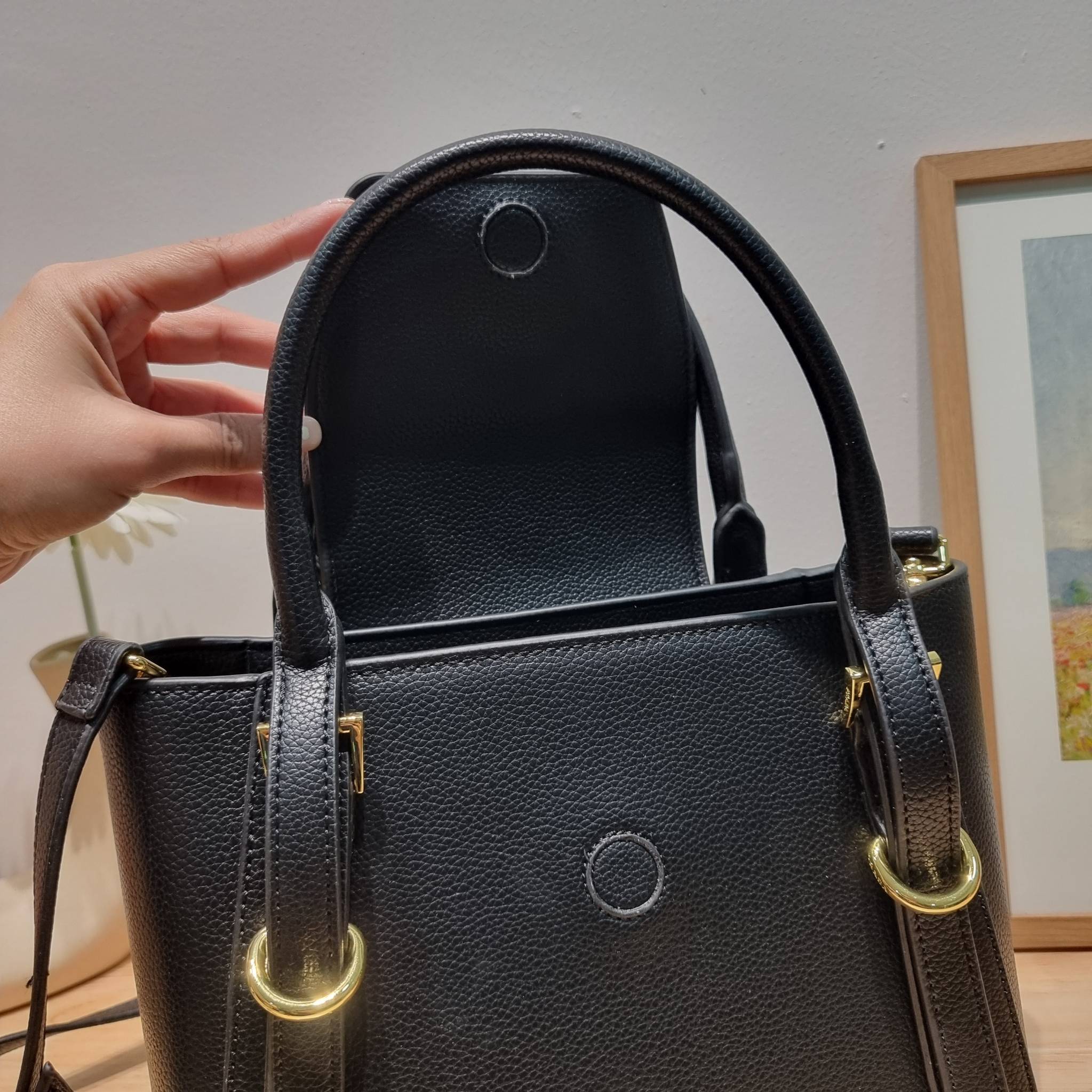 PRADA Saffiano leather bag / Prada leather bag กระเป๋าถือ/สะพายล่าสุด ที่ดีไซน์เรียบหรู สวยคมชัด เต็มไปด้วยดีเทลน่าใช้ สายคล้องไหล่ที่สามารถถอดออกได้