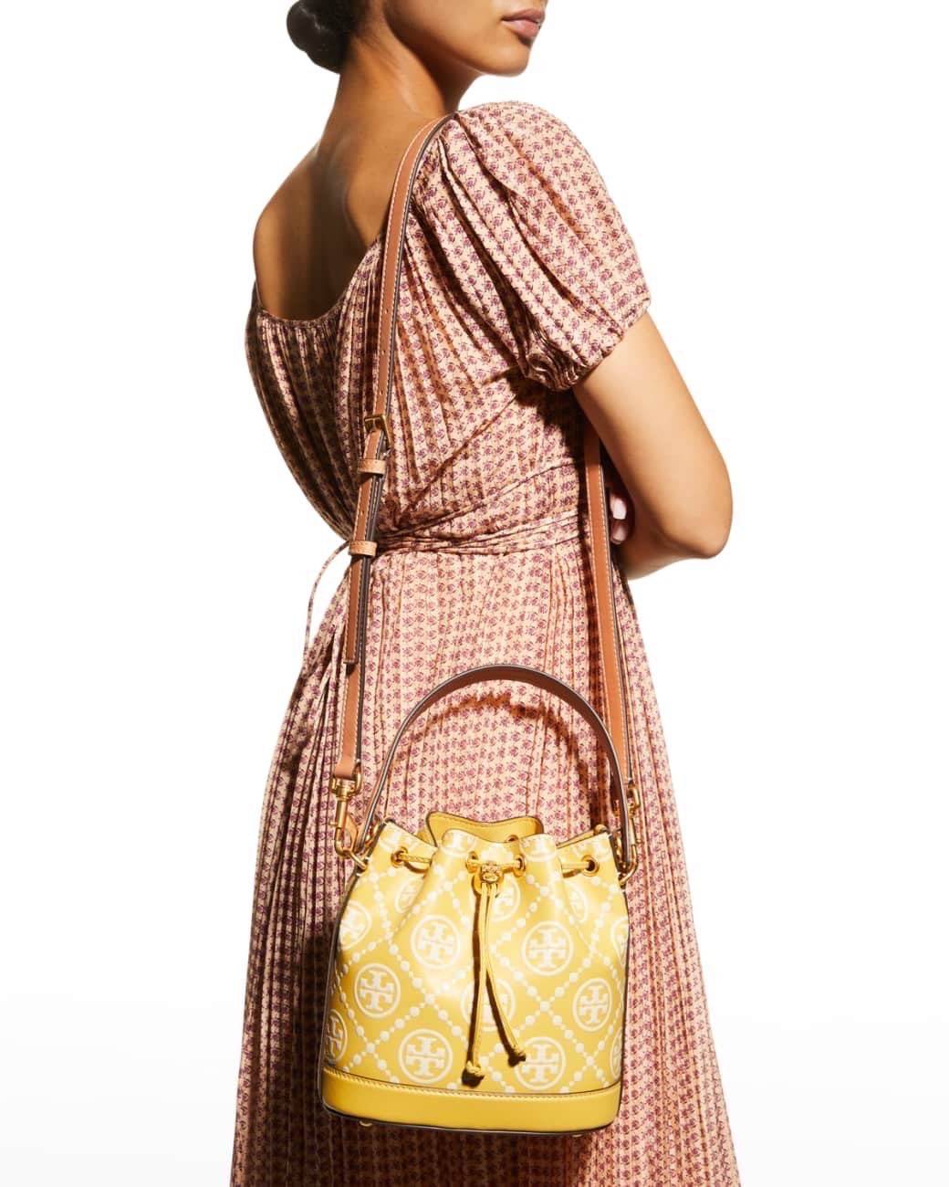 Medium : Tory Burch T Monogram Embossed Bucket Bag กระเป๋าถือหรือสะพายไหล่ ประดับด้วยลวดลายอันเป็นสัญลักษณ์ของแบรนด์ ถูกประดิษขึ้นด้วยความพิถีพิถันวัสดุหนังอย่างดี ด้านในบุด้วยหนังไมโครซูแอคเนื้อนุ่มทำความสะอาดง่าย กระเป๋าผ่าหลังด้านนอก1ช่อง ด้านใน 1ช่อง 