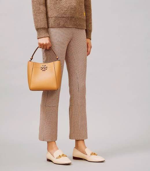 TORY BURCH McGraw Small Bucket Bag ดีไซน์ทรงตะกร้าแสนน่ารัก ดีเทลสะดุดตา รูปทรงจดจำง่าย สาว ๆ คนไหนที่เบื่อกระเป๋าถือทรงเดิม ๆ ลองมาดู Collection นี้กันดีกว่าค่ะ