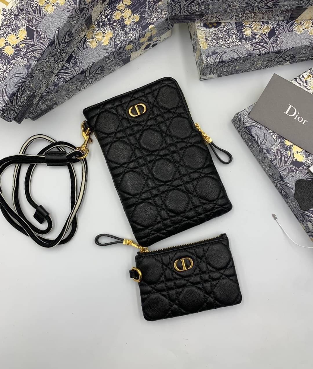 VIP 】CHRISTIAN DIOR PHONE BAG 2 in 1 DOUBLE BAG กระเป๋าเซ็ท 2 ใบ มีสายสะพายข้าง ถอดออกใช้งานได้ ถือว่าคุ้มมากๆเลยค่ะ สามารถใช้งานแยกกันได้ ใส่สายสะพายหรือ ถือได้ วัสดุหนังแท้ สวยงามนุ่มฟู น่ารักมากๆ เลยน้าาา