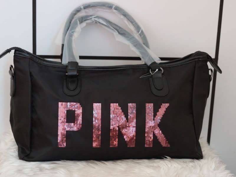Victorias Secret PINK กระเป๋าสไตล์กระเป๋าเดินทาง หรือสะพายไปเล่นฟิตเนส ด้านหน้าจะมีตัวอักษร PINK เลื่อมสีชมพู เปิดปิดด้วยซิป ภายในมีช่องใหญ่ จุของได้เยอะ มีช่องใส่โทรศัพท์หรือของจุกจิก สามารถใส่เสื้อผ้าได้หลายชุด สายสะพายปรับระดับได้ และมีที่วางบ่าให้ด้วย