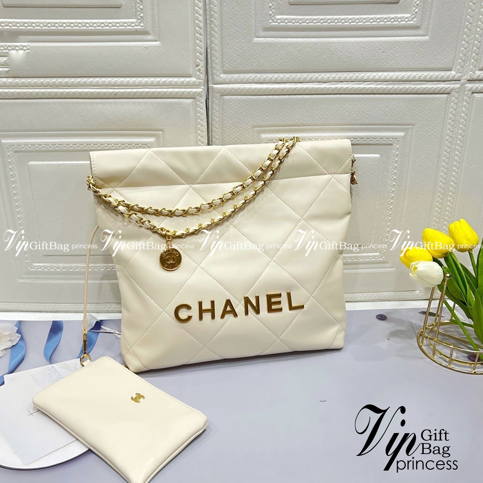 Chanel ss22 Logo CC shopping tote / Chanel 22 handbag 12" มาแรงที่สุดในตอนนี้ก็คือรุ่นนี้เลย ใช้งานง่ายรุ่นนี้สามารถใช้ได้ทั้งผู้หญิงและผู้ชายน้า เกินต้านที่สุดกับไอเท็มนี้ ที่สาวๆหรือใครๆก็ต้องมีแล้ว!! แค่เห็นก็หลงรัก กระเป๋าทรงสวย ดีเทลเรียบแต่มีคว