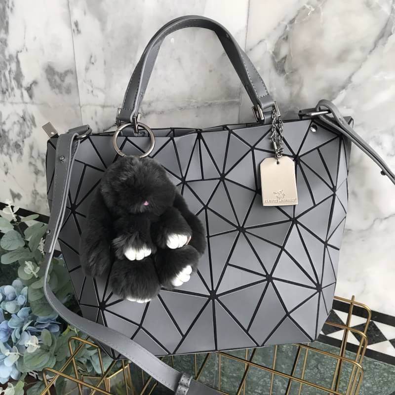 Metal grey Tone สีสุด classic ที่ แมทช์กับชุดง่ายมาก แถมยังลาย Limited edition หายาก ❤️ปรับทรงได้ 2 แบบ น่ารักมาก ค่า กระเป๋า จากแบรนด์ David Jones กระเป๋าสะพายข้างดีไซน์เกร๋มาก สีสวยหรูมาก ขนาดกะลังดีเลย น้ำหนังเบามากคะ ภายในมีช่องเก็บของจุกจิกได้