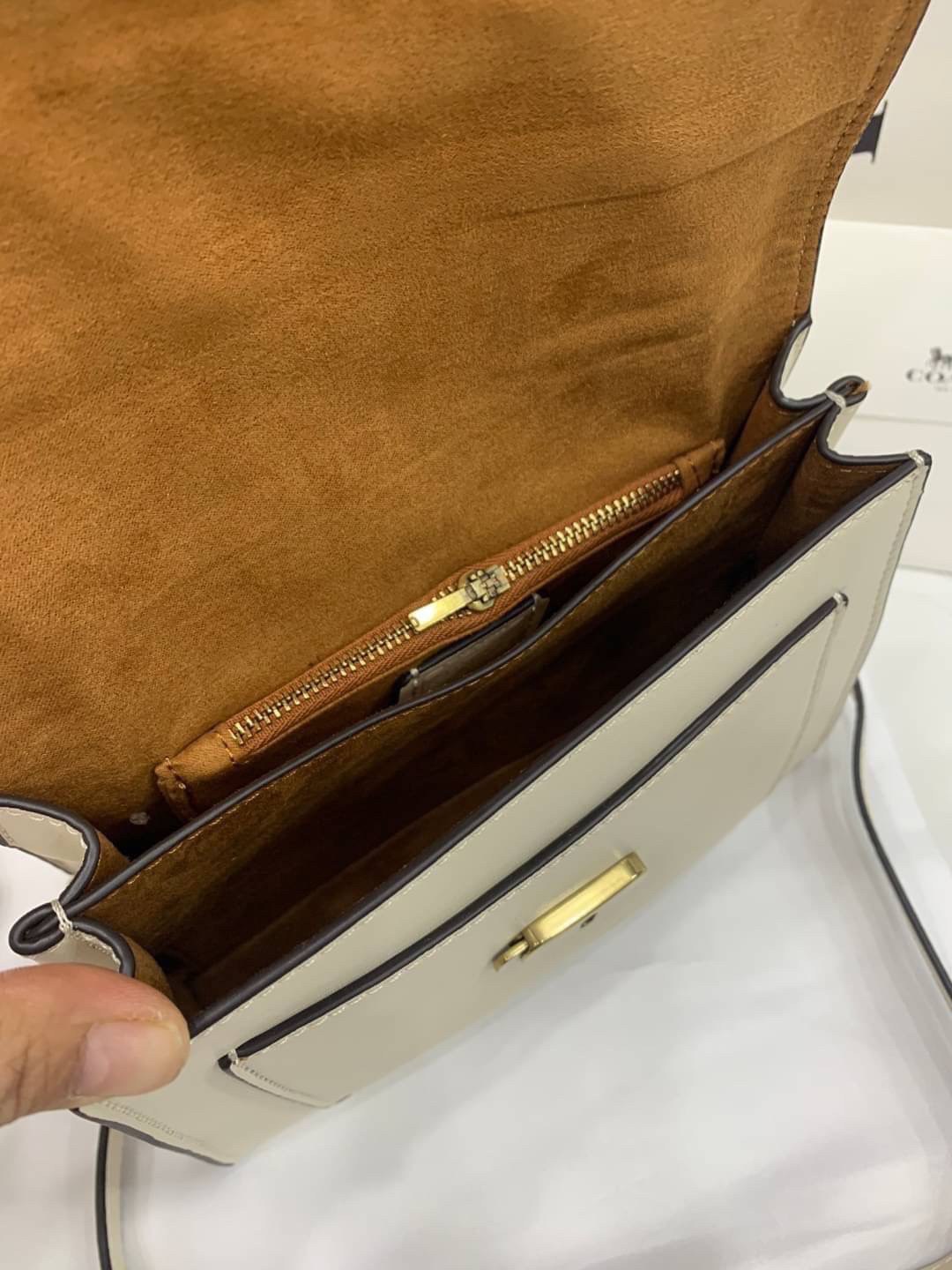 COACH TABBY TOP HANDLE 20 พร้อมส่งที่ไทยค่ะ! กระเป๋าหิ้ว//สะพายข้างได้ หนังแท้อย่างดี กหนึ่งใบทำหนังสองลายได้อย่างสวยงาม พร้อมโลโก้รุ่นใหม่ล่าสุดดูดีมากๆค่ะ เปิดปิดกระเป๋าแบบกดล็อค ภายในมีช่องหลักสองช่อง ใส่มือถือได้ทุกรุ่น;กระเป๋าเงินใบกลางได้;ของจำเป็นจ
